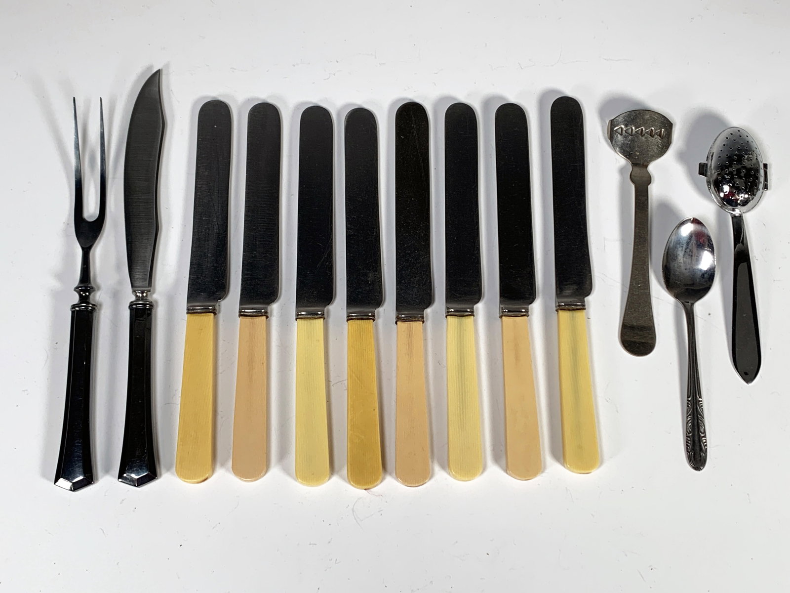 FAUX BONE HANDLE KNIVES AND CARING SET: FAUX BONE HANDLE KNIVES AND CARING SET