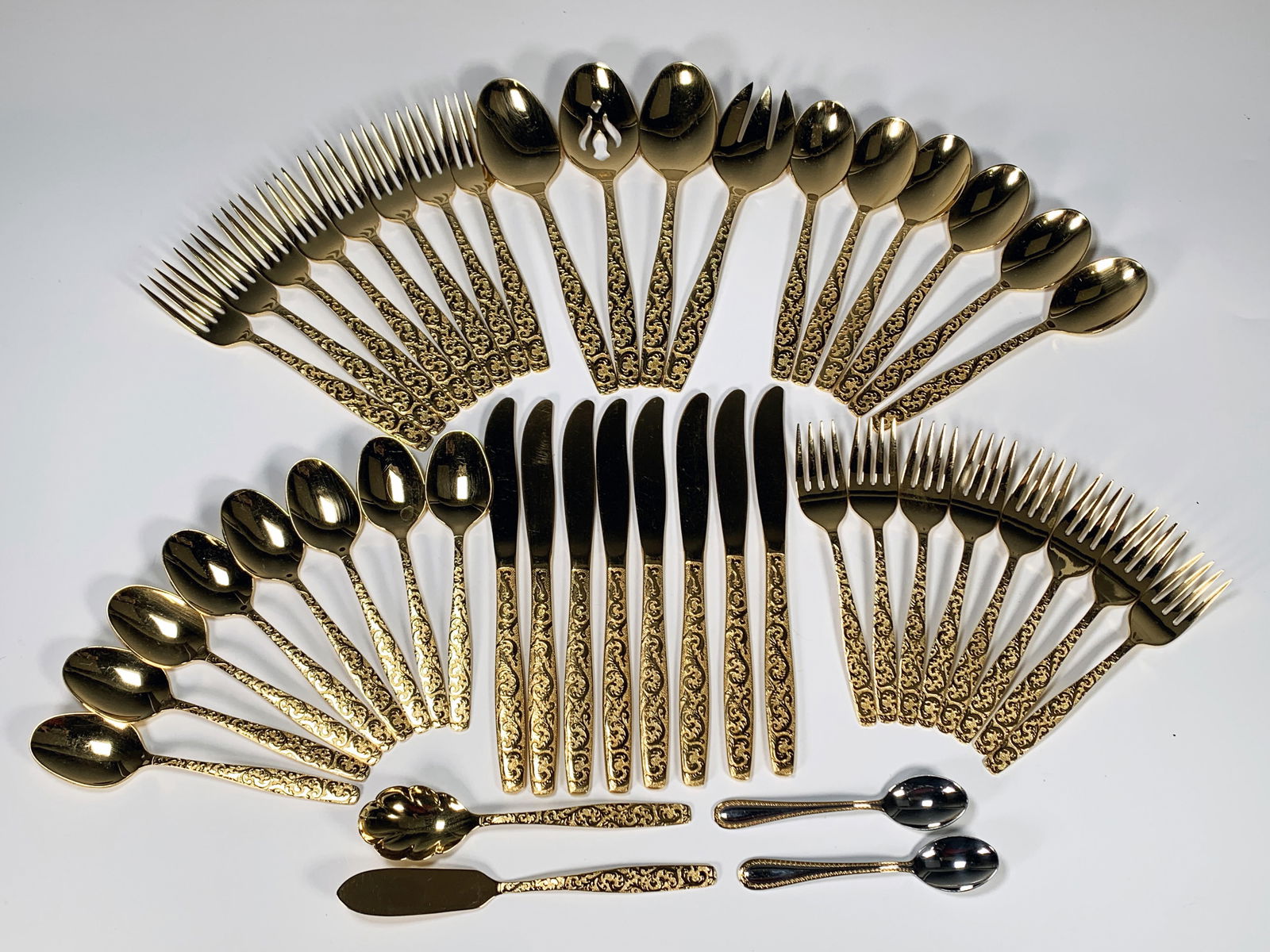 SET OF GOLD TONE FLATWARE SERVICE FOR 8 AMERICAN GOLDEN HERITAGE (1 of 5)