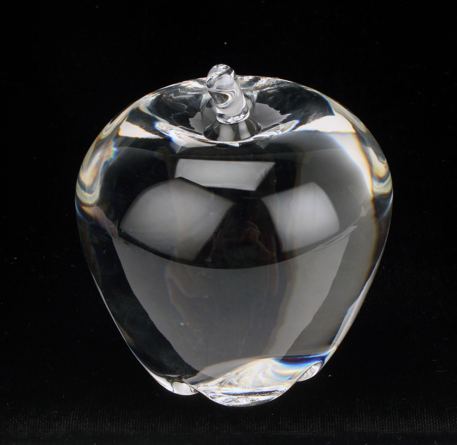 STEUBEN SIGNED CRYSTAL APPLE PAPERWEIGHT (1 of 4)