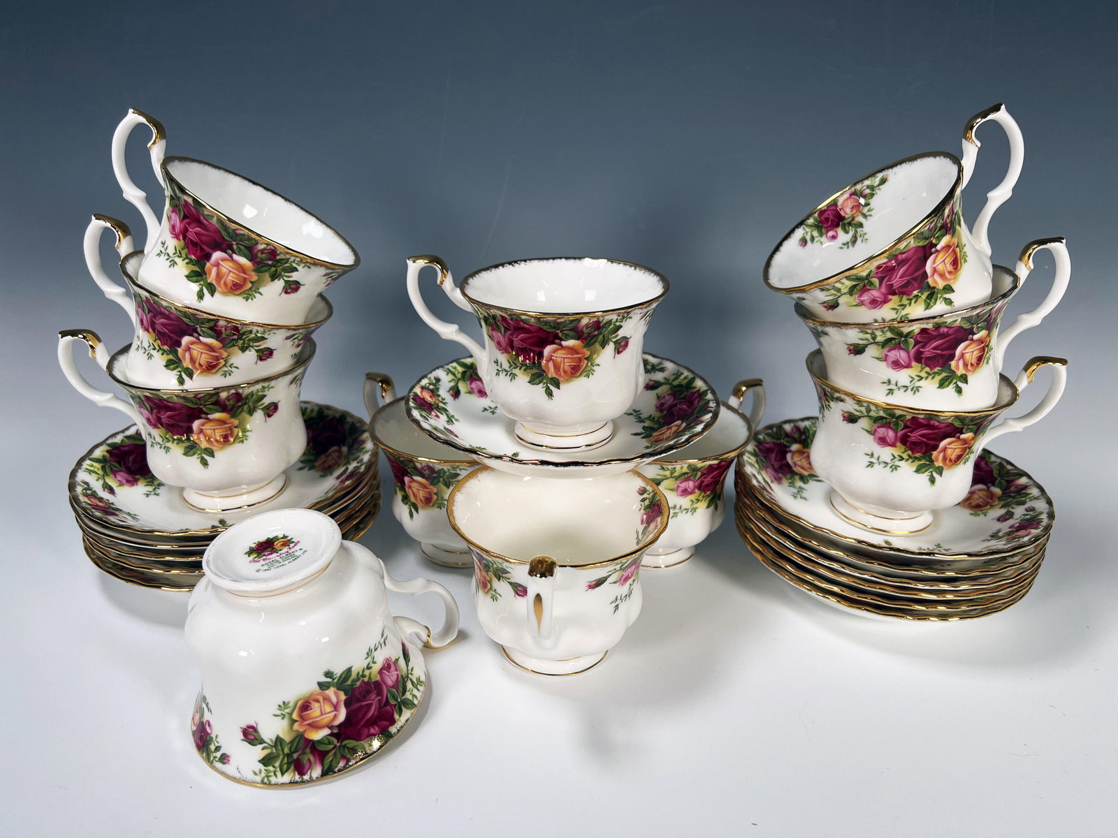 ROYAL ALBERT OLD COUNTRY ROSES TEA CUPS & SAUCERS: ROYAL ALBERT OLD COUNTRY ROSES TEA CUPS & SAUCERS<