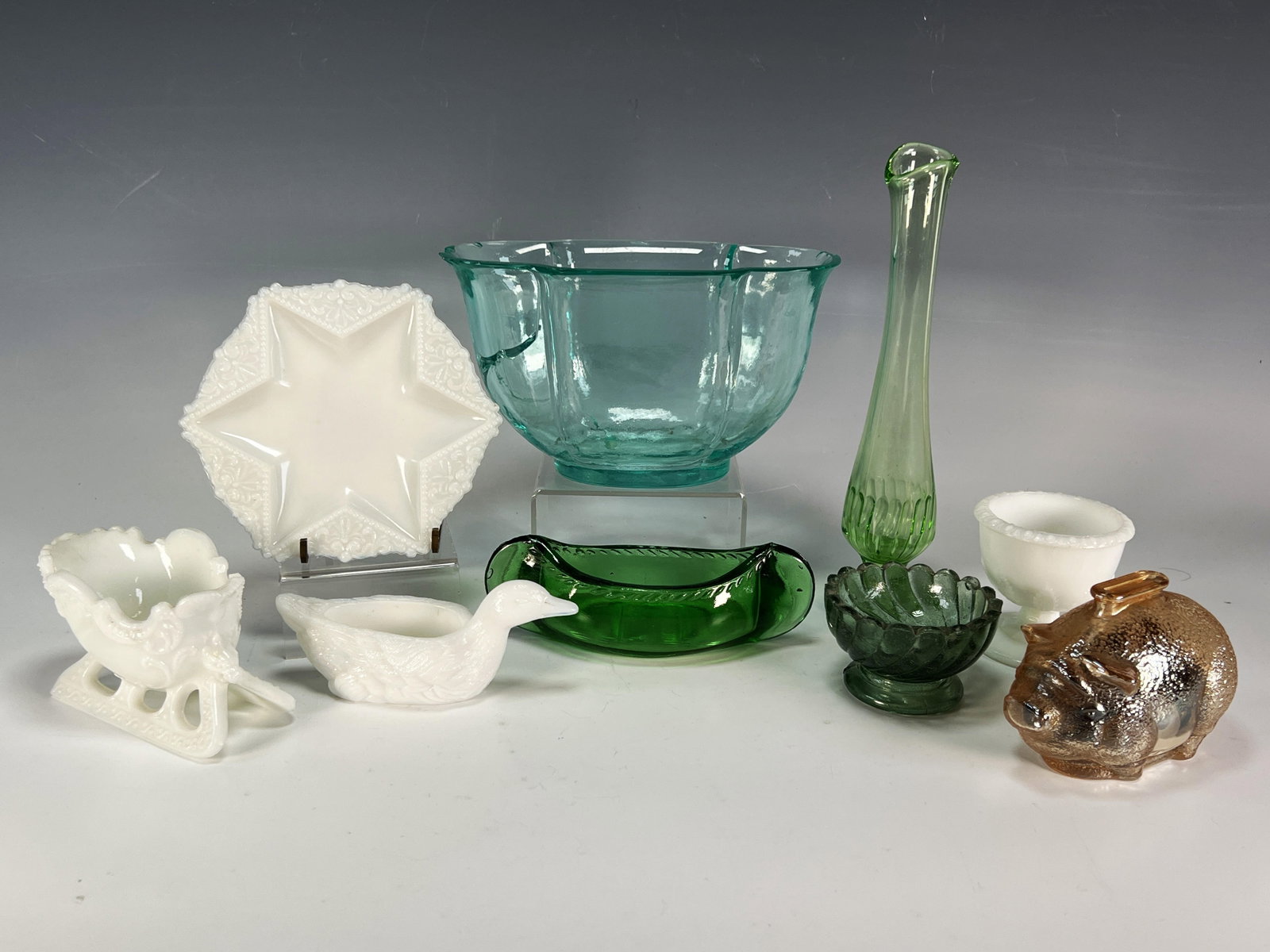 LOT OF COLORFUL GLASS: LOT OF COLORFUL GLASS