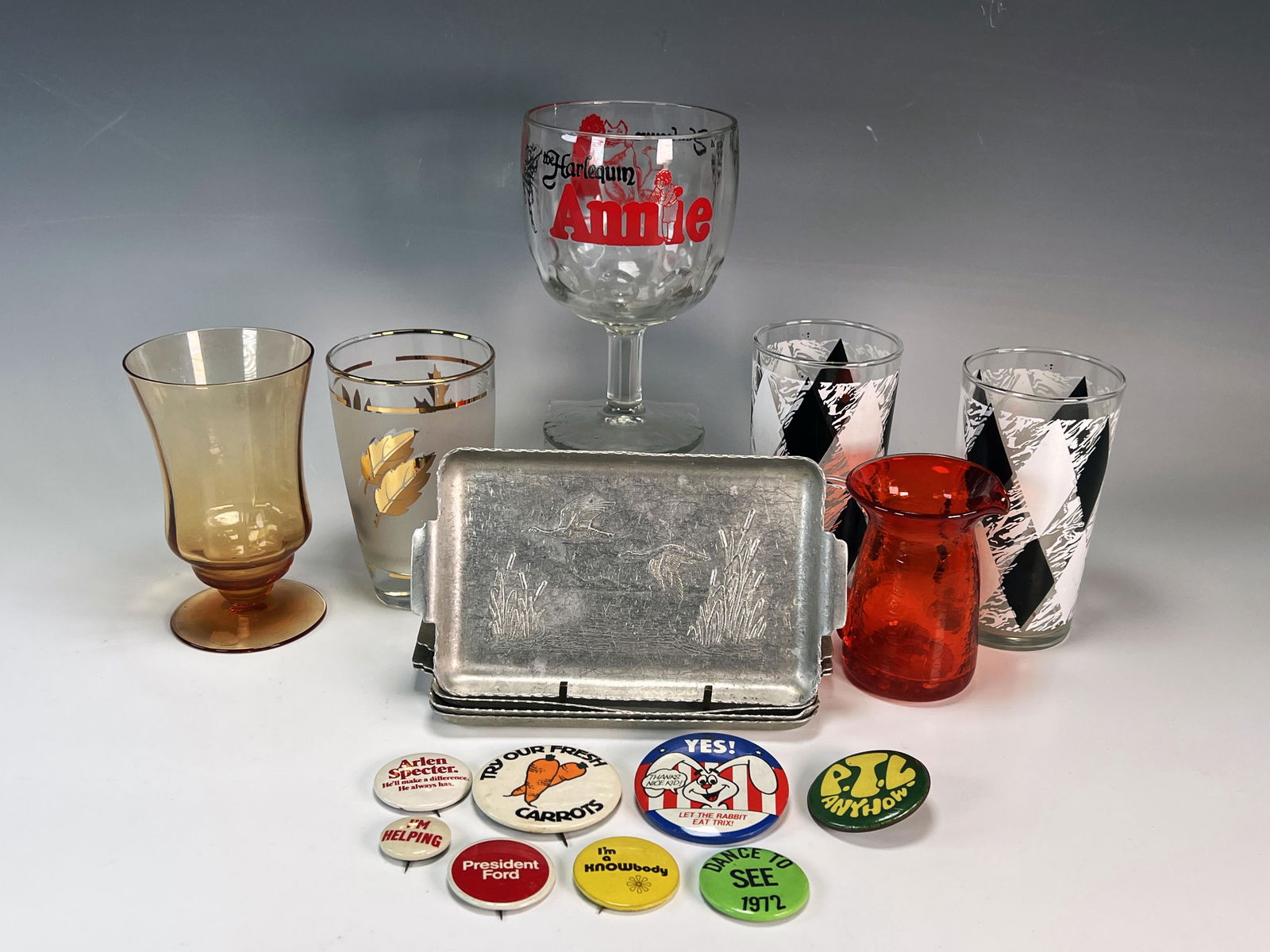 ASSORTED LOT OF VINTAGE GLASSWARE AND PINS (1 of 3)