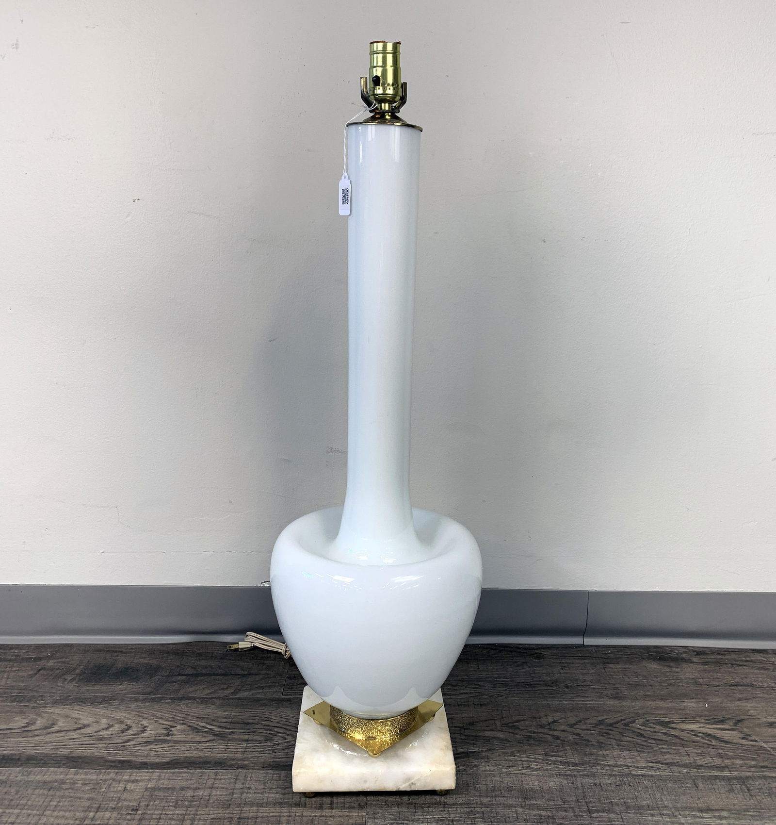 TALL MID CENTURY WHITE ART GLASS TABLE LAMP (1 of 3)