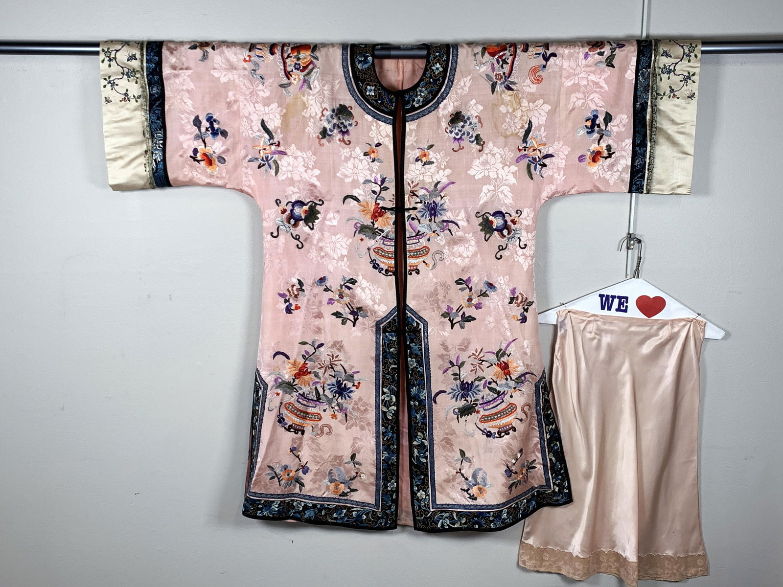 VINTAGE EMBROIDERED PALE PEACH ROBE KIMONO WITH SILK SLIP (1 of 10)