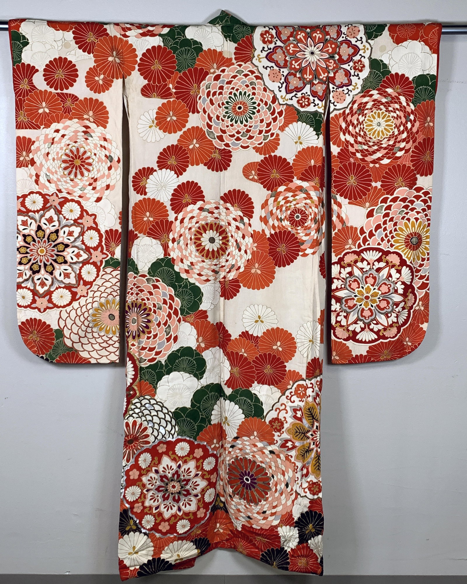 VINTAGE COLORFUL FLORAL KIMONO: VINTAGE COLORFUL FLORAL KIMONO