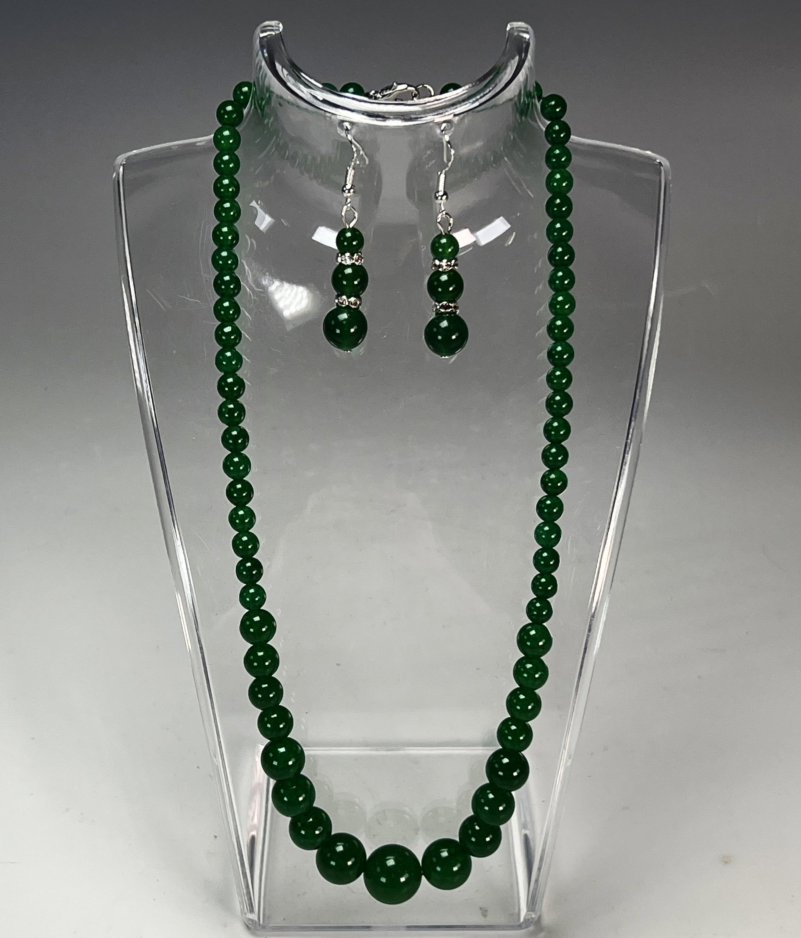 GREEN JADE BEAD NECKLACE W EARRINGS: GREEN JADE BEAD NECKLACE W EARRINGS <