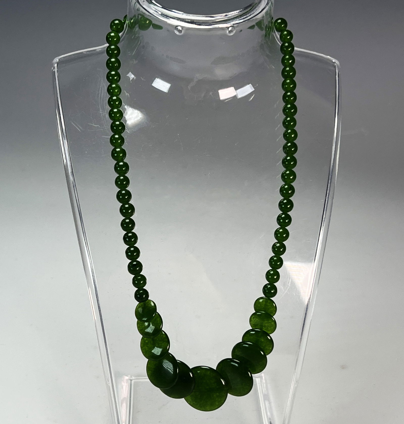GREEN JADE CIRCULAR BEAD NECKLACE (1 of 2)