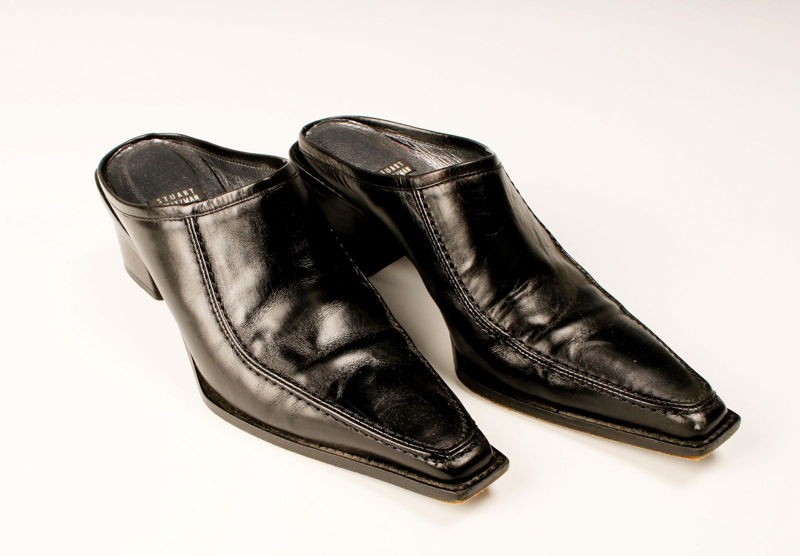 STUART WEITZMAN LEATHER MULES SLIDES: STUART WEITZMAN LEATHER MULES SLIDES