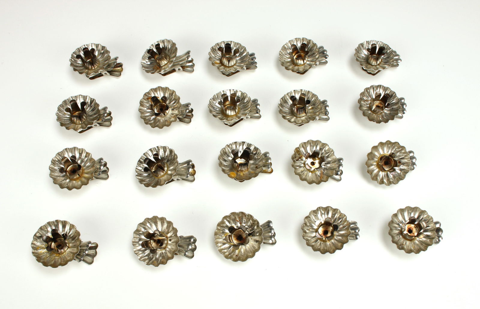 TWENTY VINTAGE CHRISTMAS TREE SILVER CLIP CANDLEHOLDERS (1 of 3)