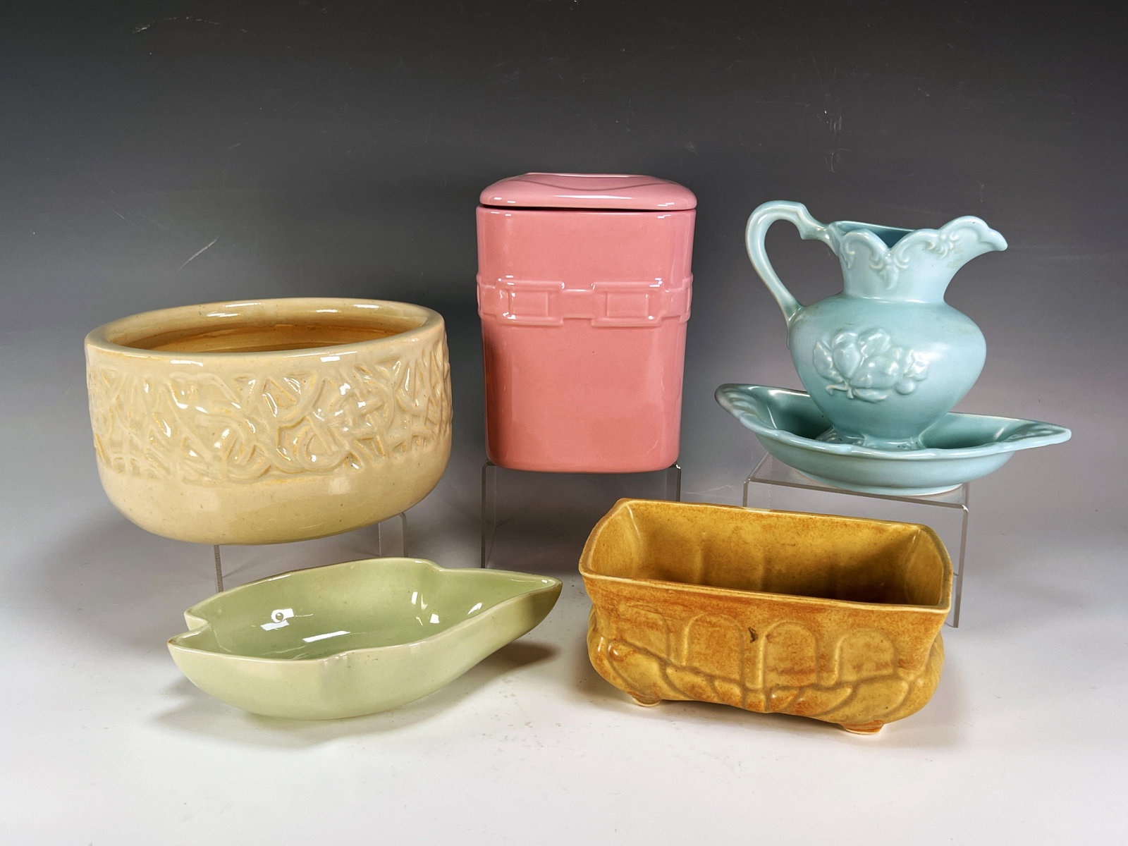 LOT OF AMERICAN POTTERY IN PASTEL COLORS CARMARK:  Lot of American Pottery in Pastel Colors Carmark - Collectible Vases