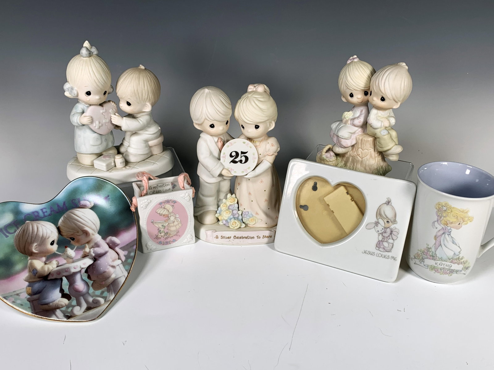 LOT OF PRECIOUS MOMENTS FIGURINES AND DECORATIVE ITEMS:  Precious Moments Figurines and Collectibles Auction