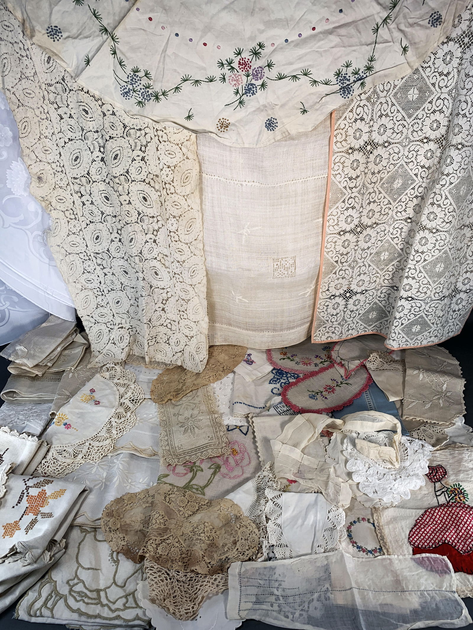 LARGE LOT OF LINENS (1 of 9)