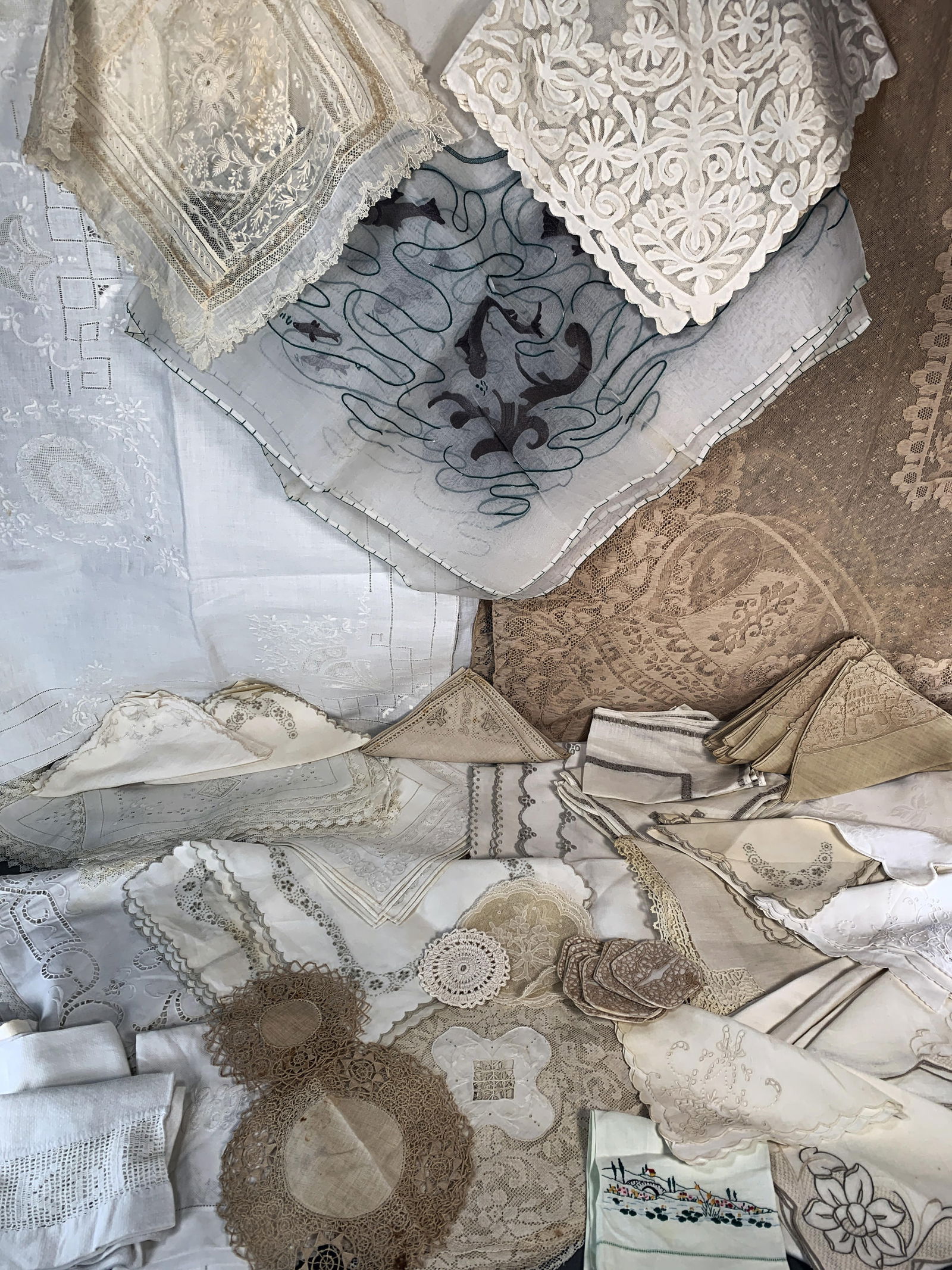 LARGE LOT OF VINTAGE LINENS (1 of 10)