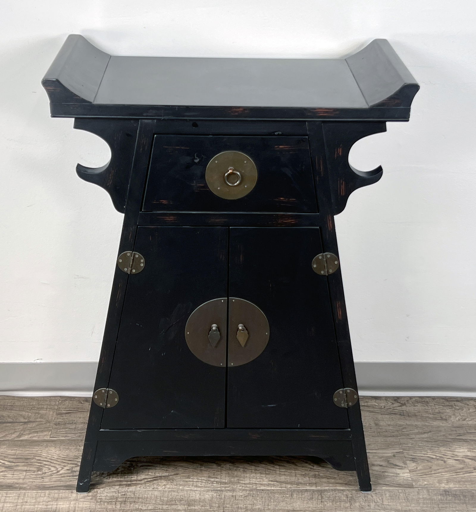CHINESE STYLE END TABLE (1 of 4)