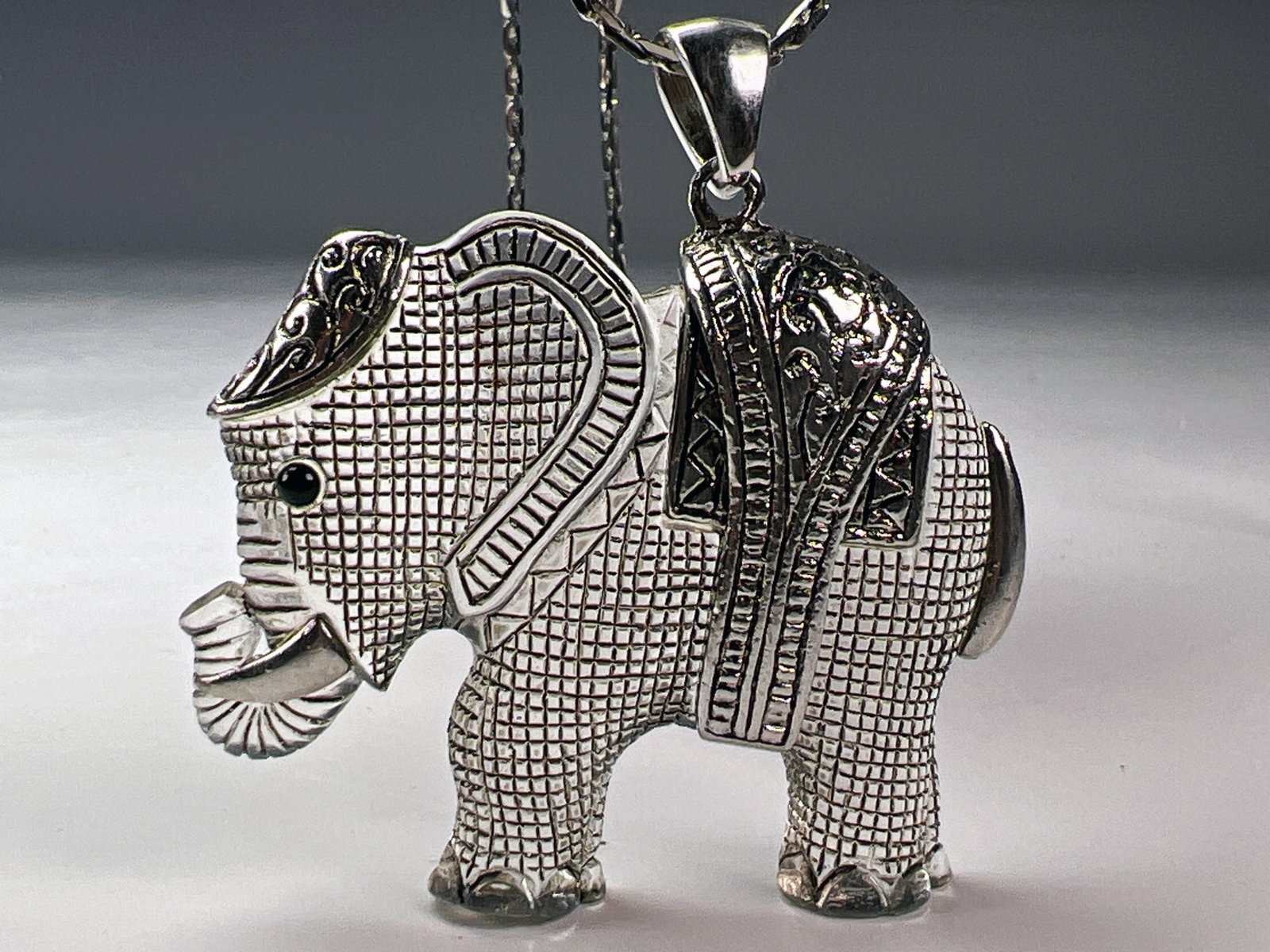 ELEPHANT PENDANT NECKLACE