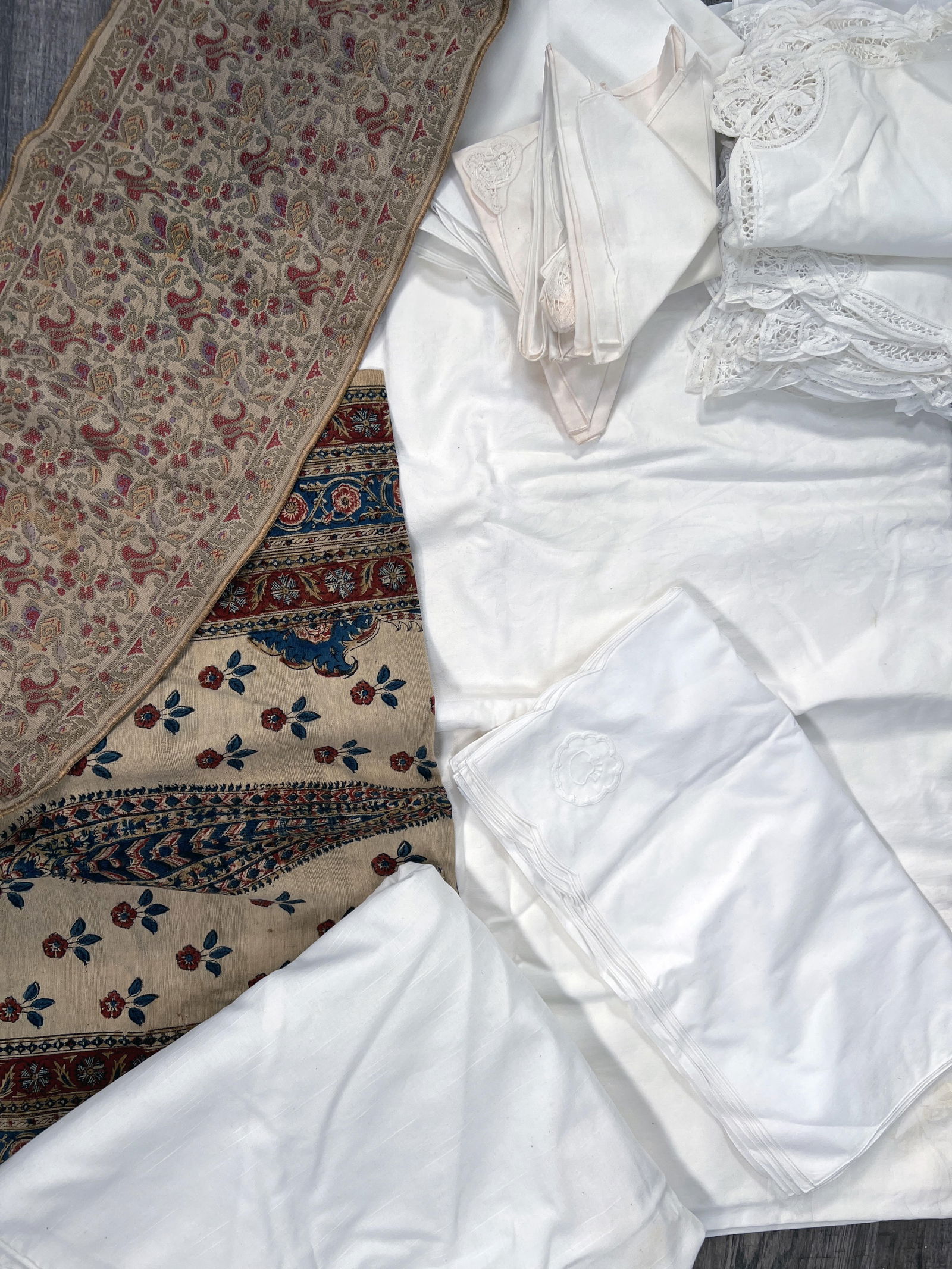 BOX OF TABLE LINENS (1 of 5)