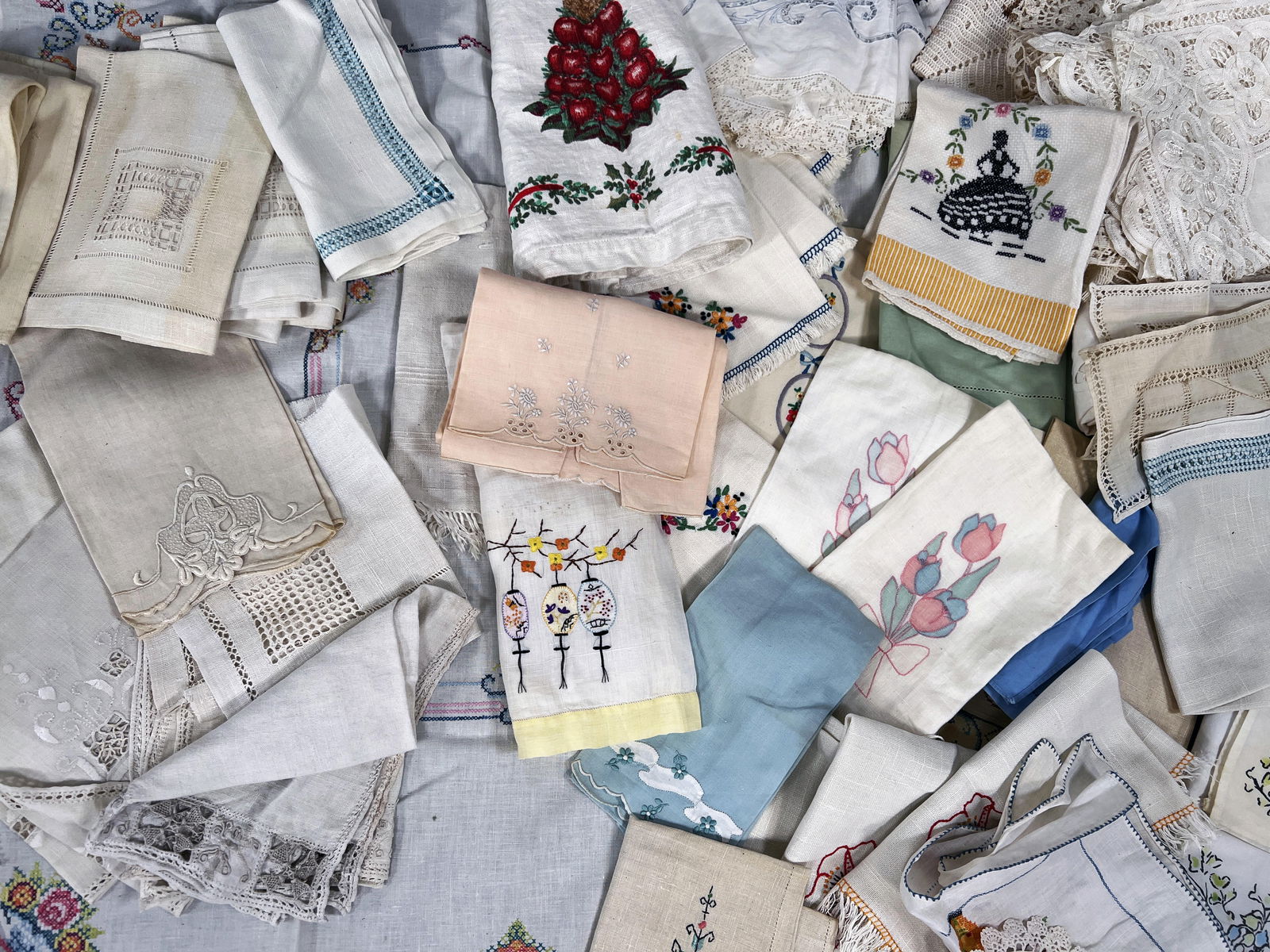 CHARMING COLLECTION OF VINTAGE TABLE LINENS & DOILIES (1 of 6)