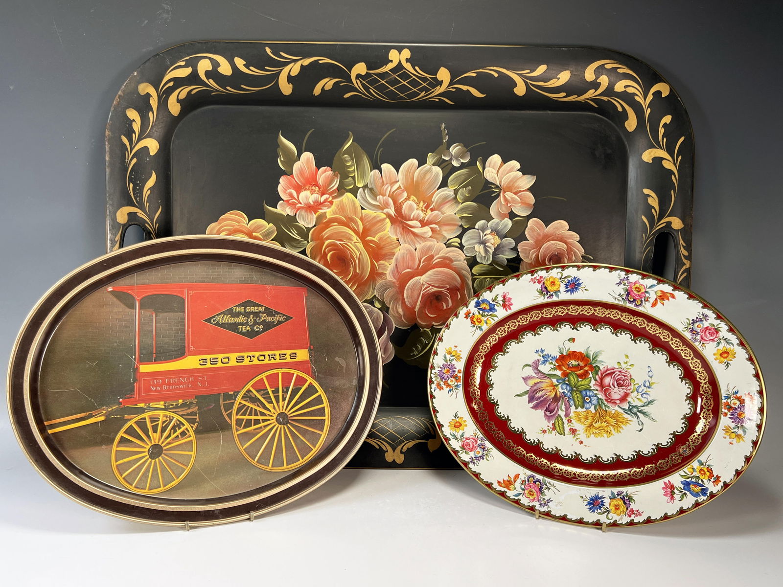 THREE DECORATIVE METAL TRAYS (1 of 4)