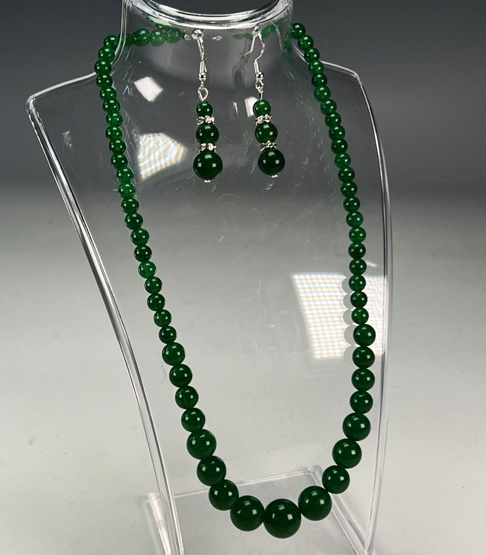GREEN GRADUATED JADE BEAD NECKLACE W EARRINGS (1 of 2)