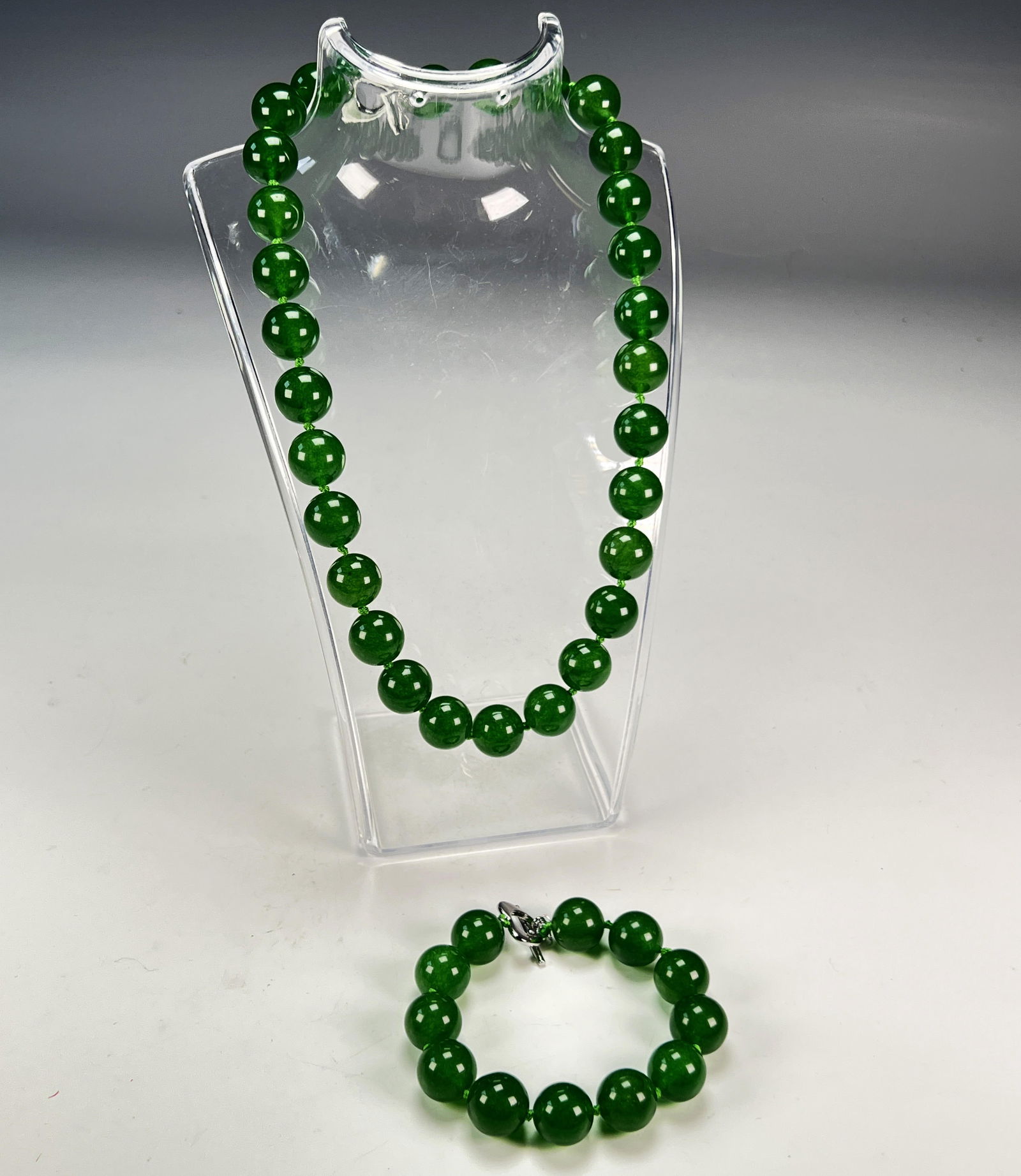 ELEGANT CHINESE JADE BEAD NECKLACE AND BRACELET SET (1 of 3)