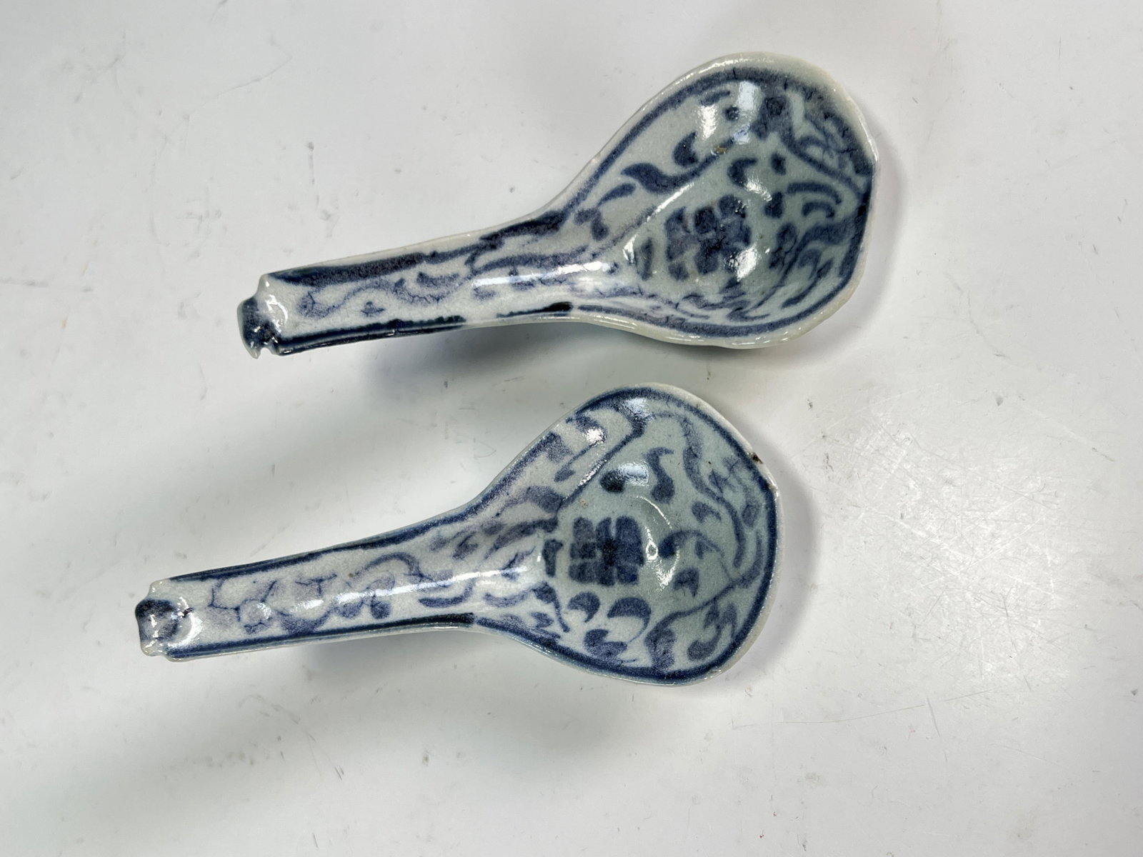 ELEGANT PAIR OF ANTIQUE CHINESE PORCELAIN SOUP SPOONS