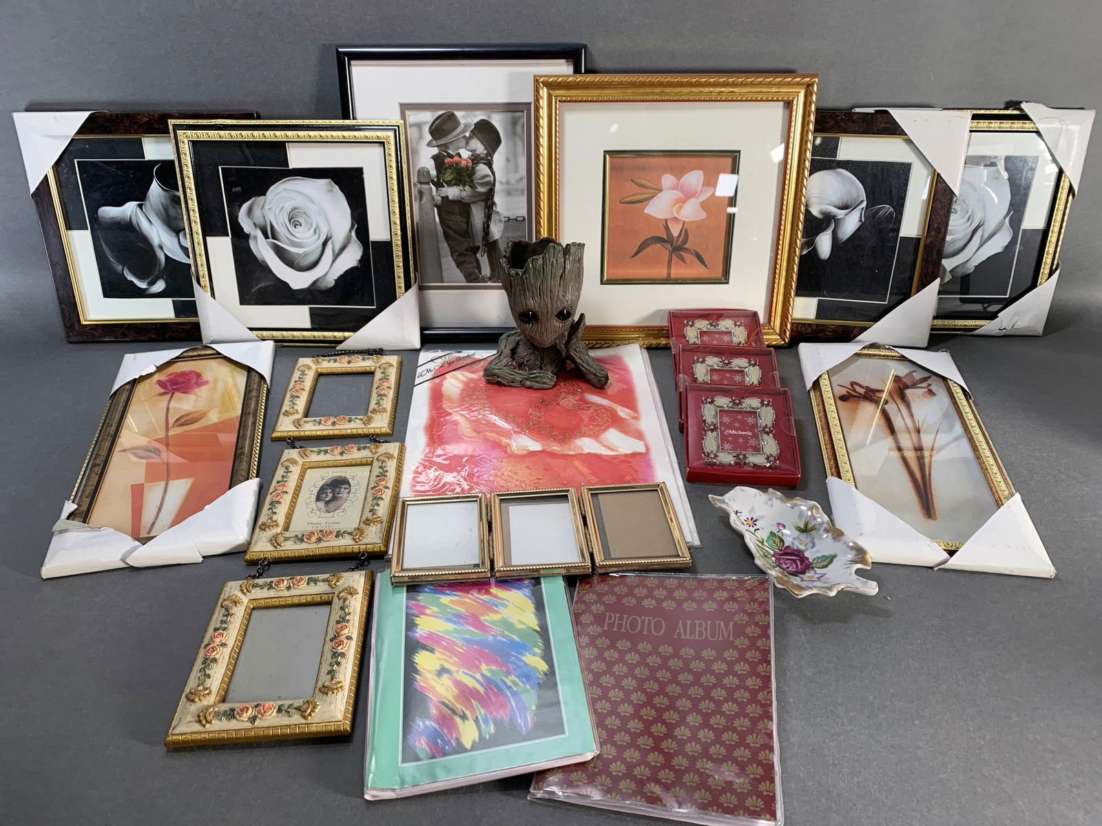 LOT OF FRAMES IN VARIOUS SIZES (1 of 4)