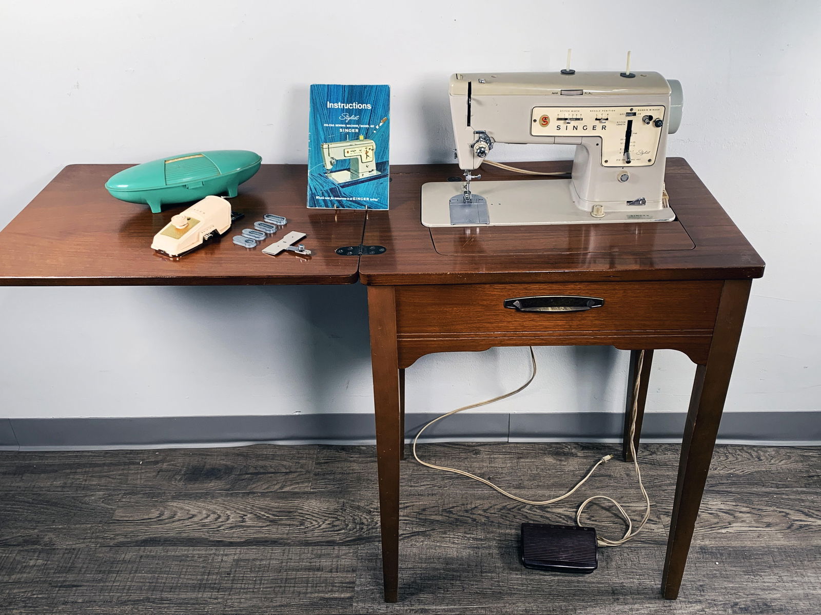SINGER SEWING MACHINE TABLE (1 of 9)