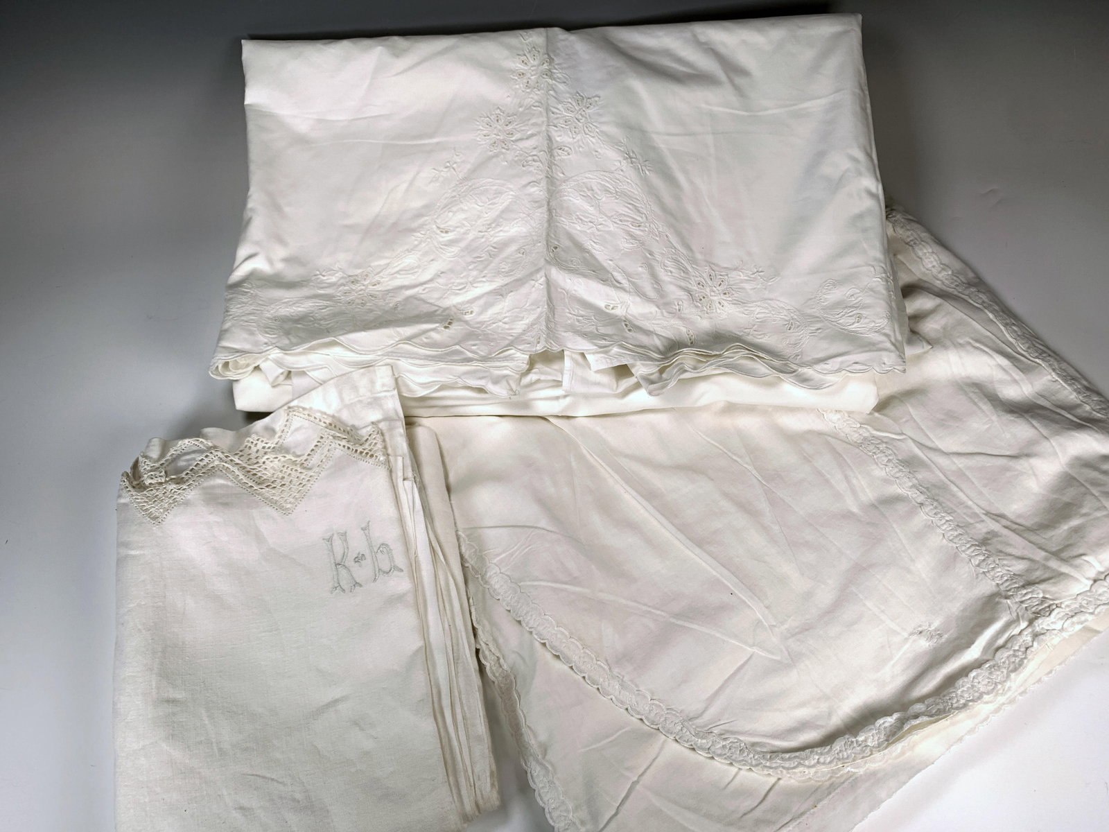 WHITE BED LINENS