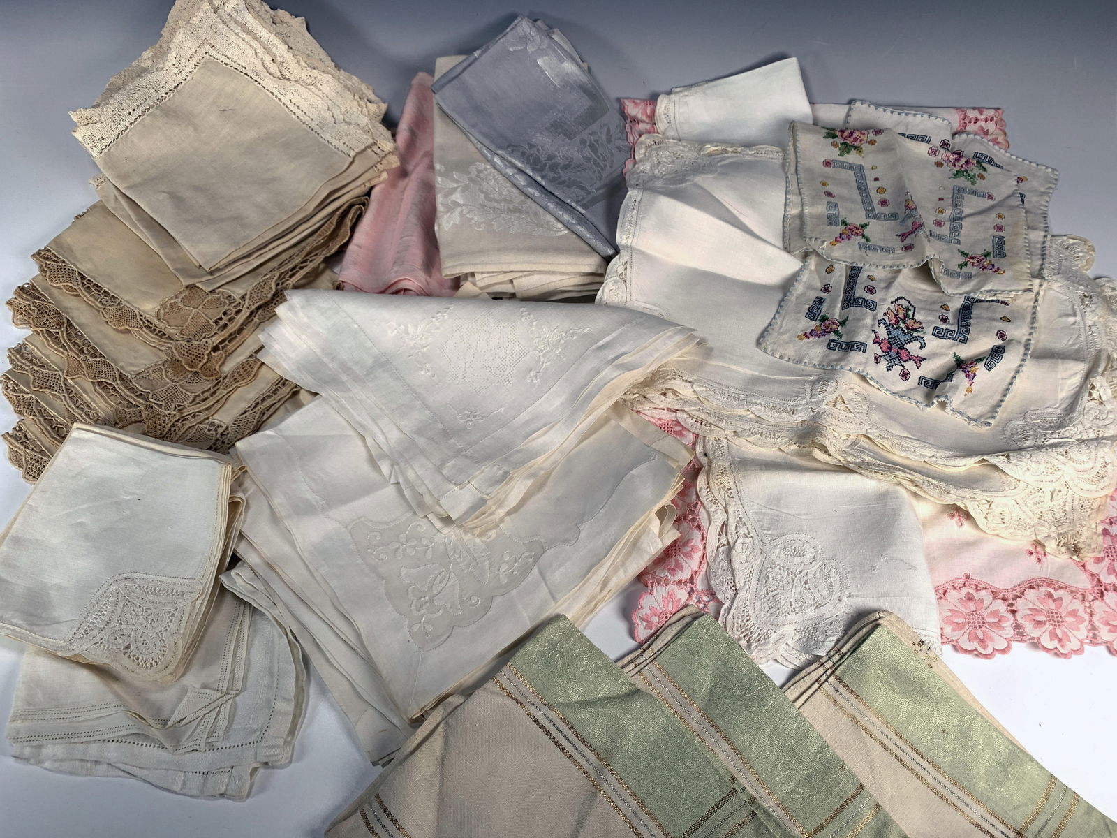 LARGE LOT OF TABLE LINENS (1 of 5)