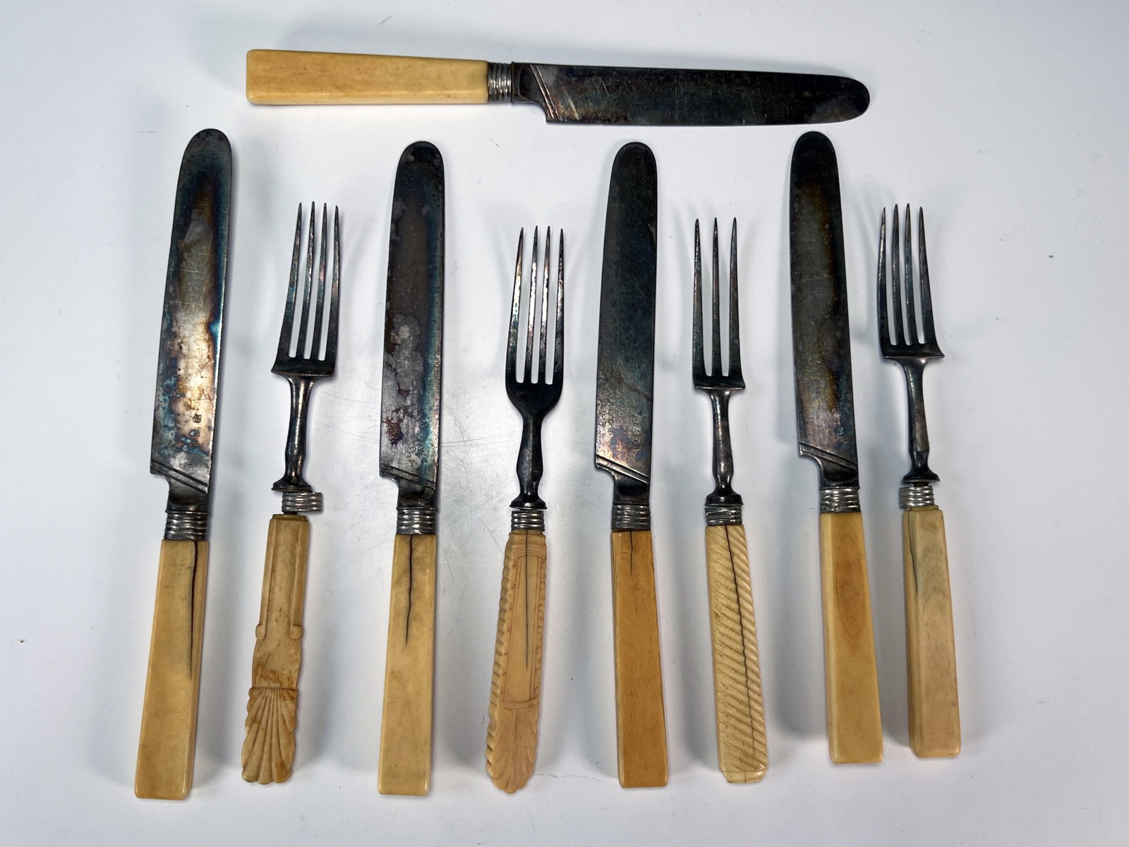 UTENSILS WITH HORN LIKE HANDLES