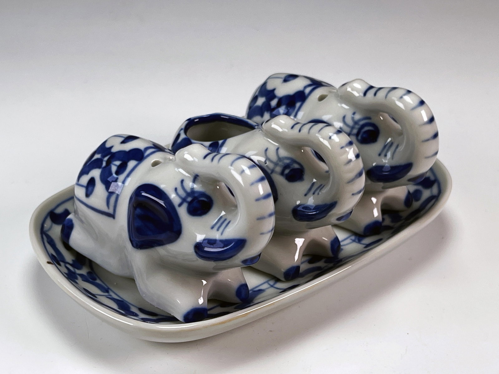 BLUE & WHITE ELEPHANT CONDIMENT SET WITH TRAY