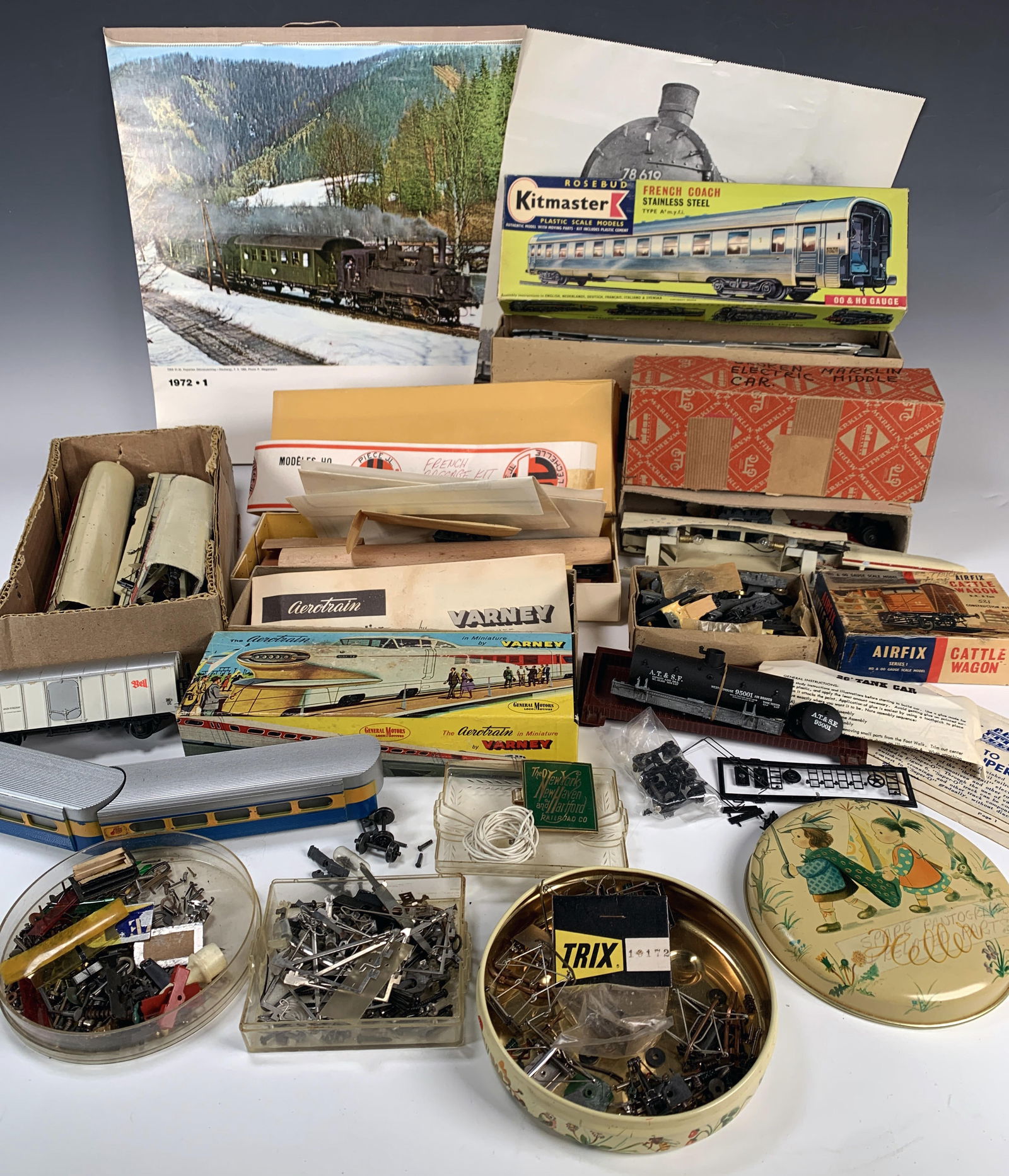 LOT OF MODEL TRAIN REPAIR PIECES (1 of 7)