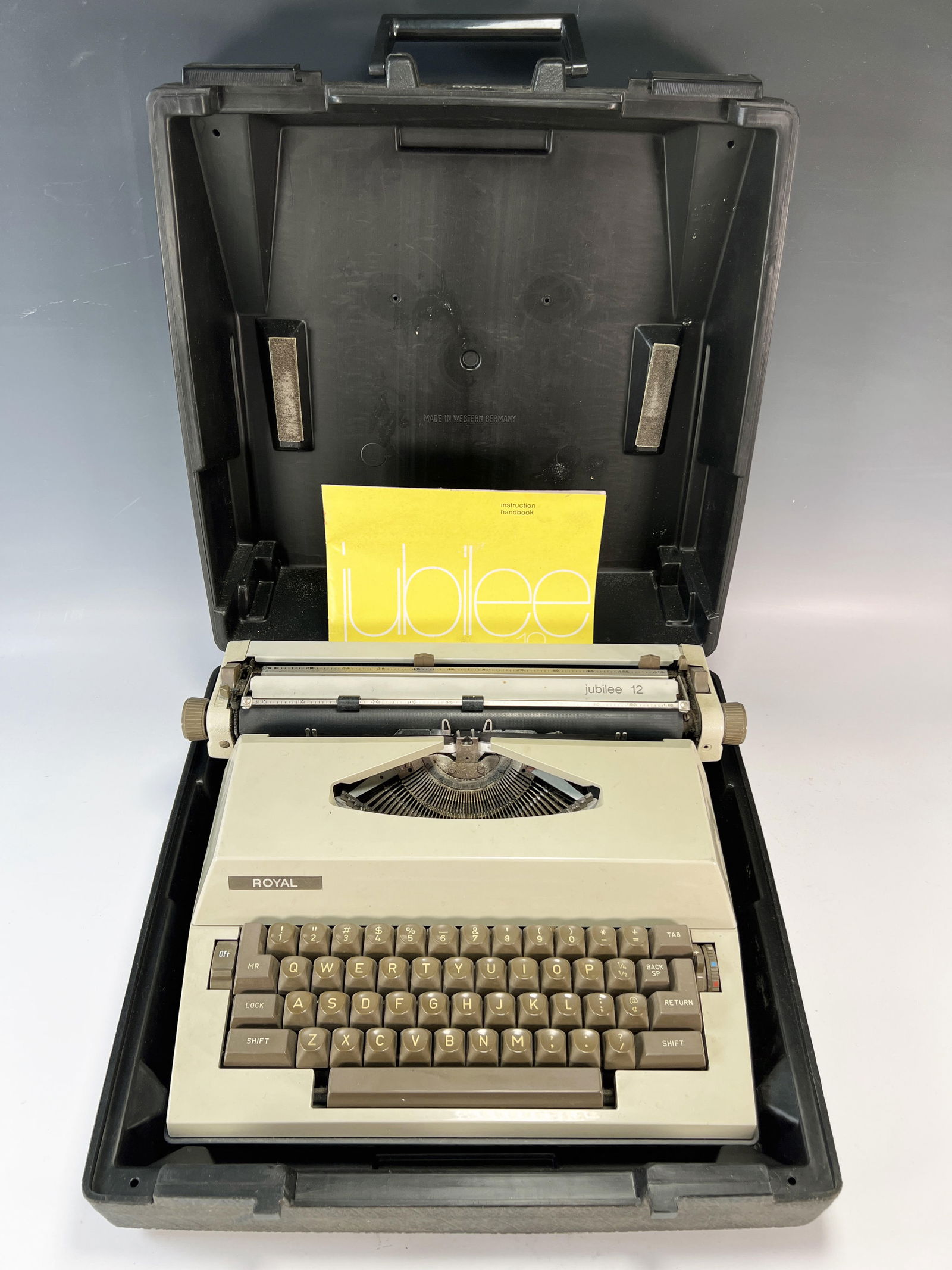 VINTAGE ROYAL JUBILEE 12 TYPEWRITER IN CASE (1 of 5)