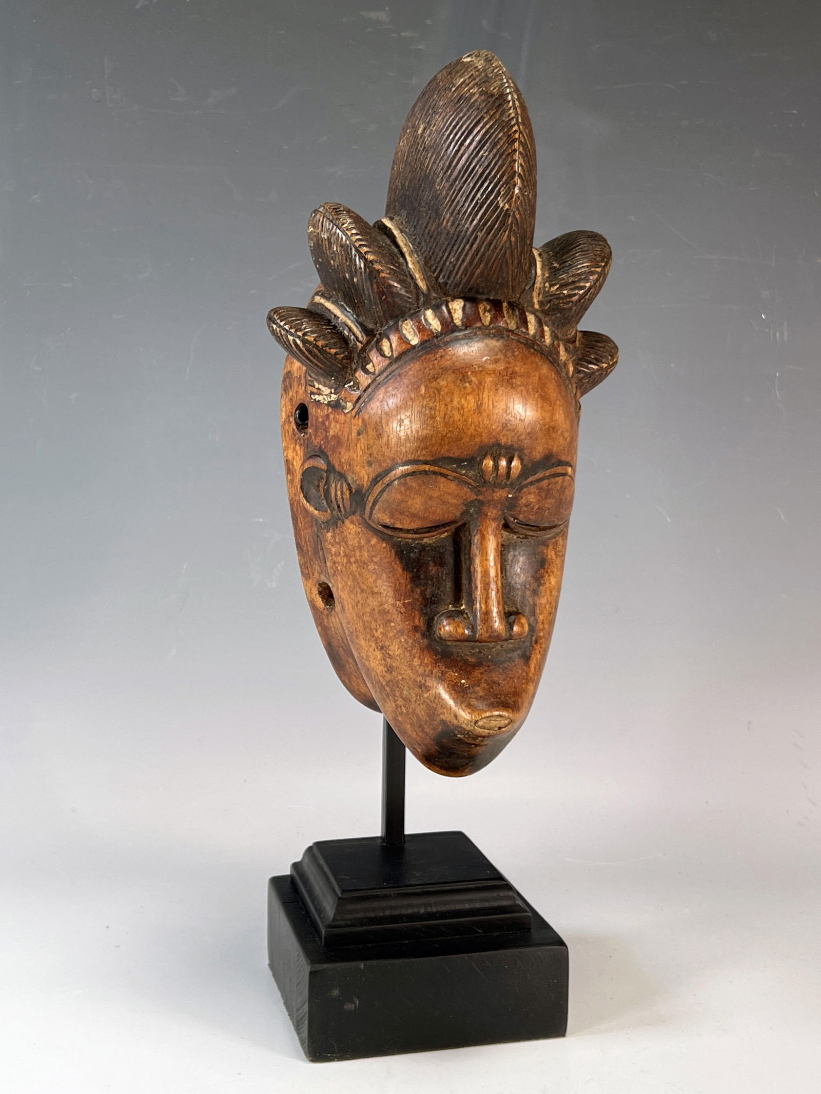 BAULE MASK ON STAND (1 of 5)