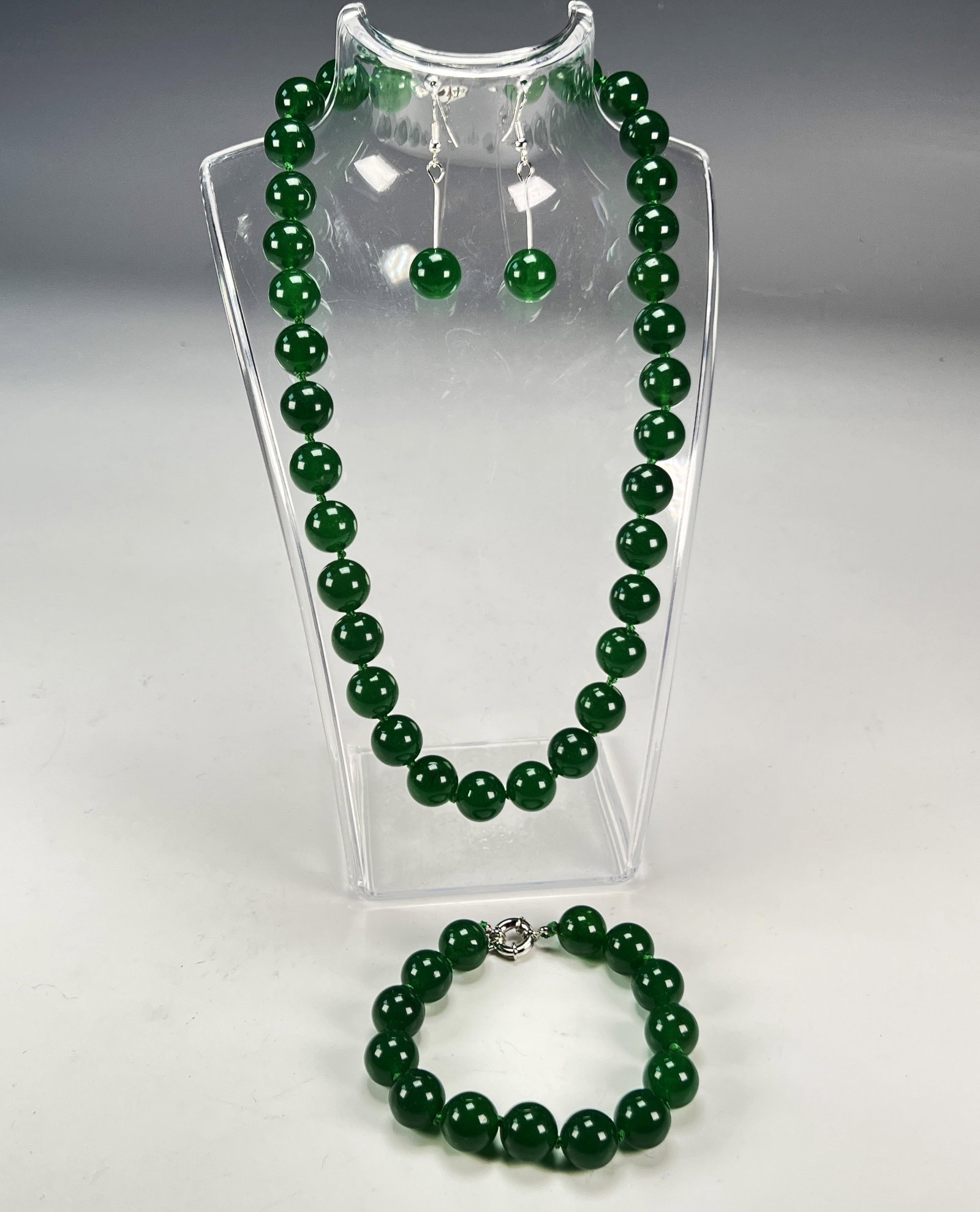 EMERALD GREEN COLORED JADE JEWELRY SET
