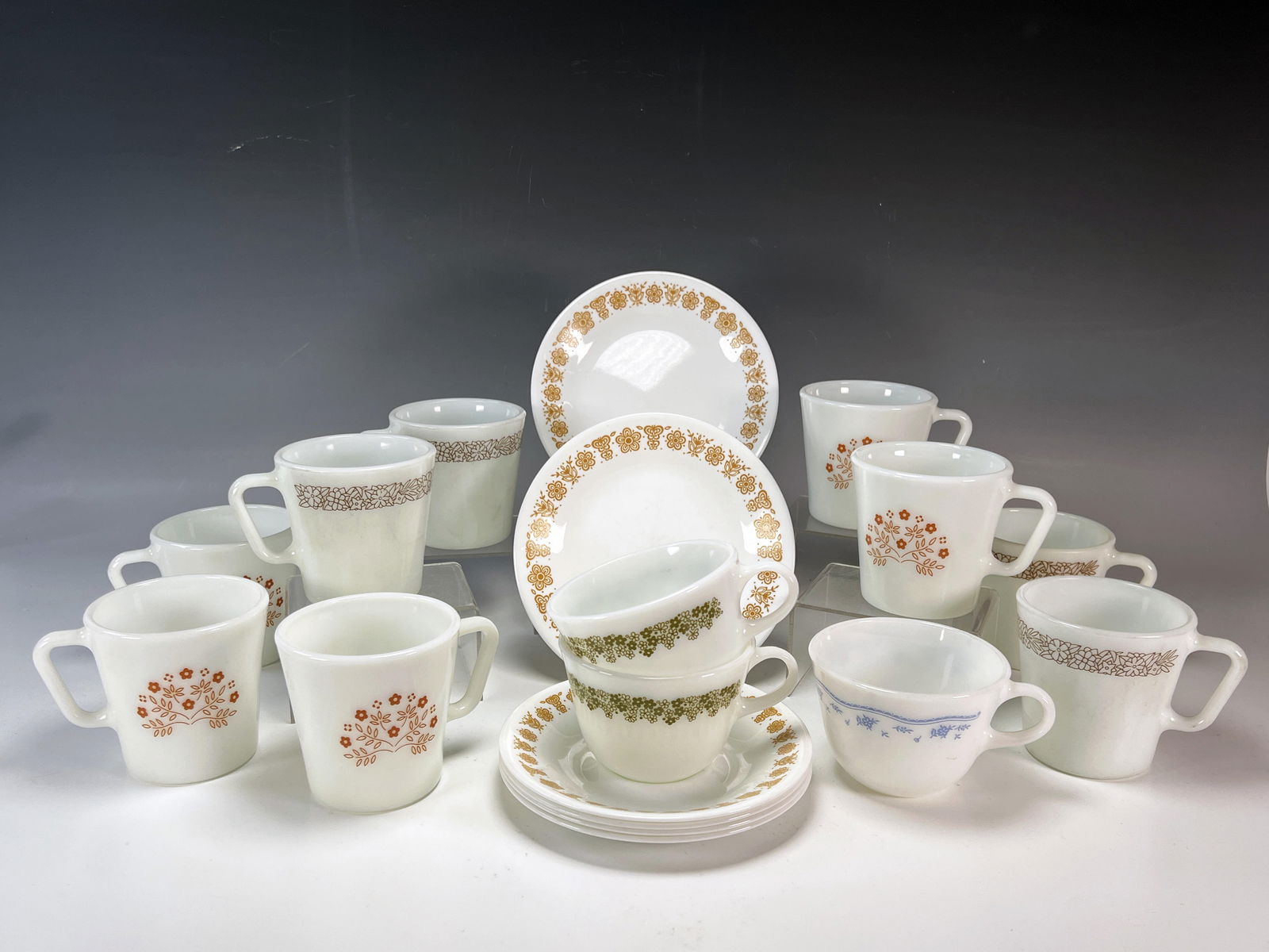 LOT OF PYREX MUGS