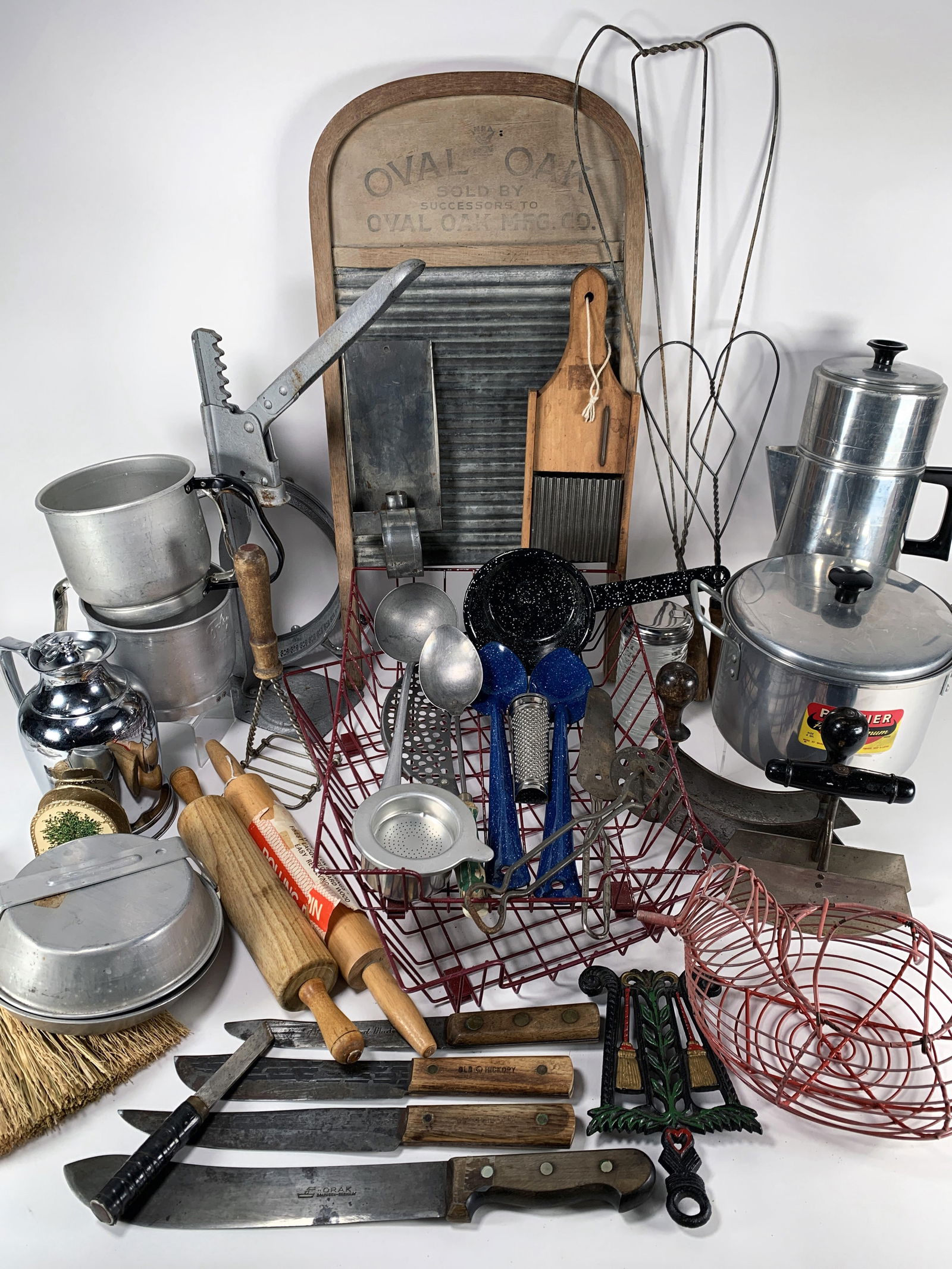 LARGE LOT OF VINTAGE KITCHEN TOOLS & UTENSILS (1 of 11)