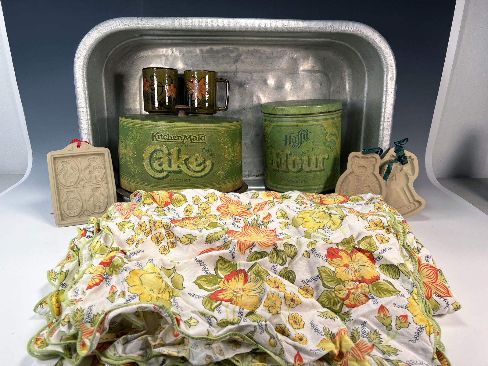 ASSEMBLED VINTAGE KITCHEN LOT (1 of 8)