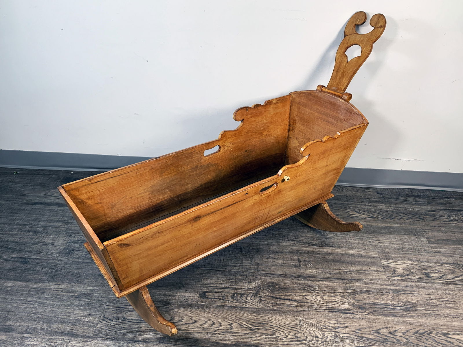 VINTAGE PENNSYLVANIA DUTCH STYLE WOODEN CRADLE WITH CURTAIN FRAME (1 of 5)