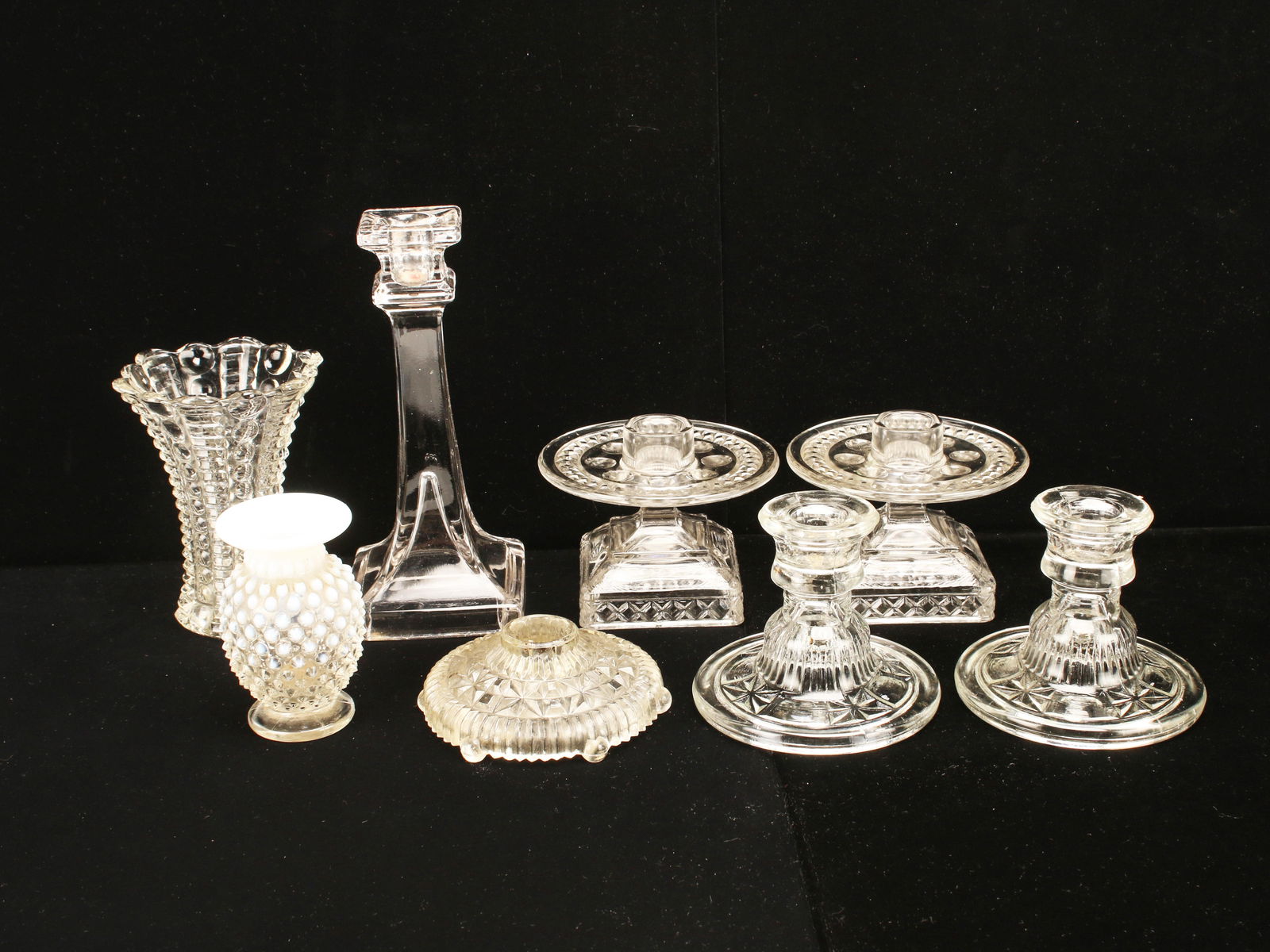 ASSEMBLED LOT GLASS CANDLESTICKS VASES