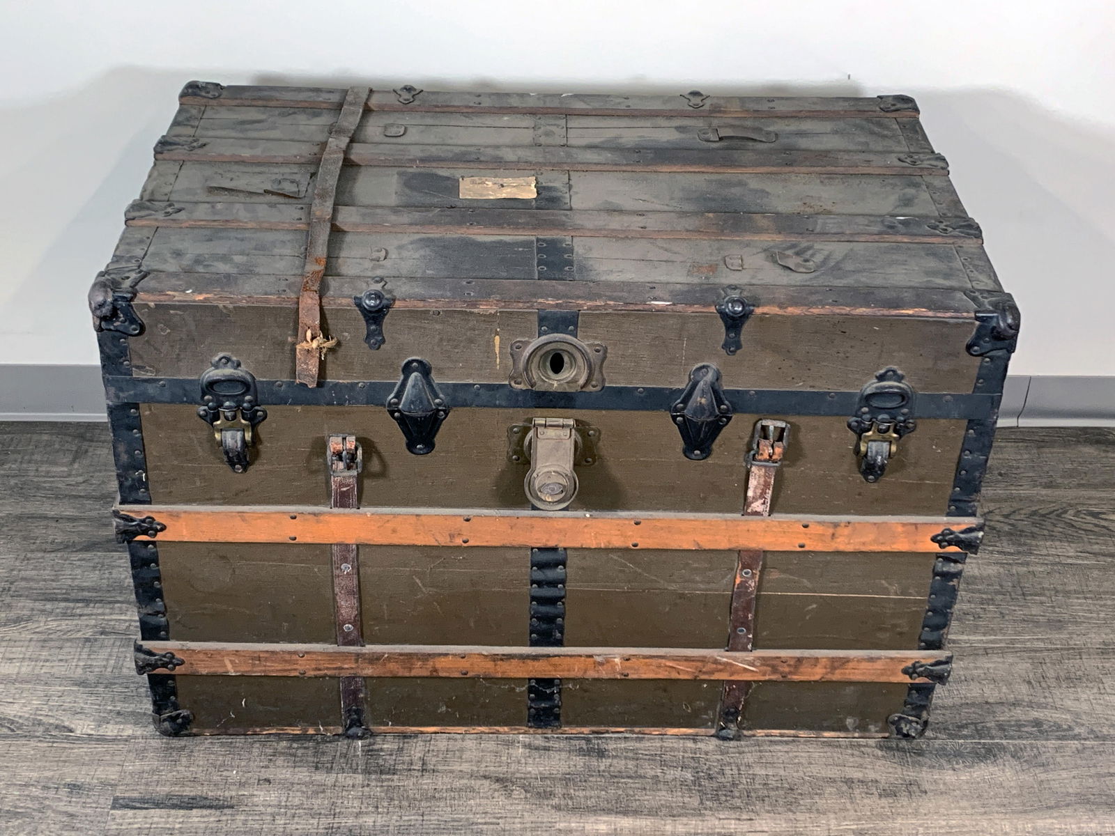 VINTAGE STEAMER TRUNK, 36.5" X 21" X 24" (1 of 4)