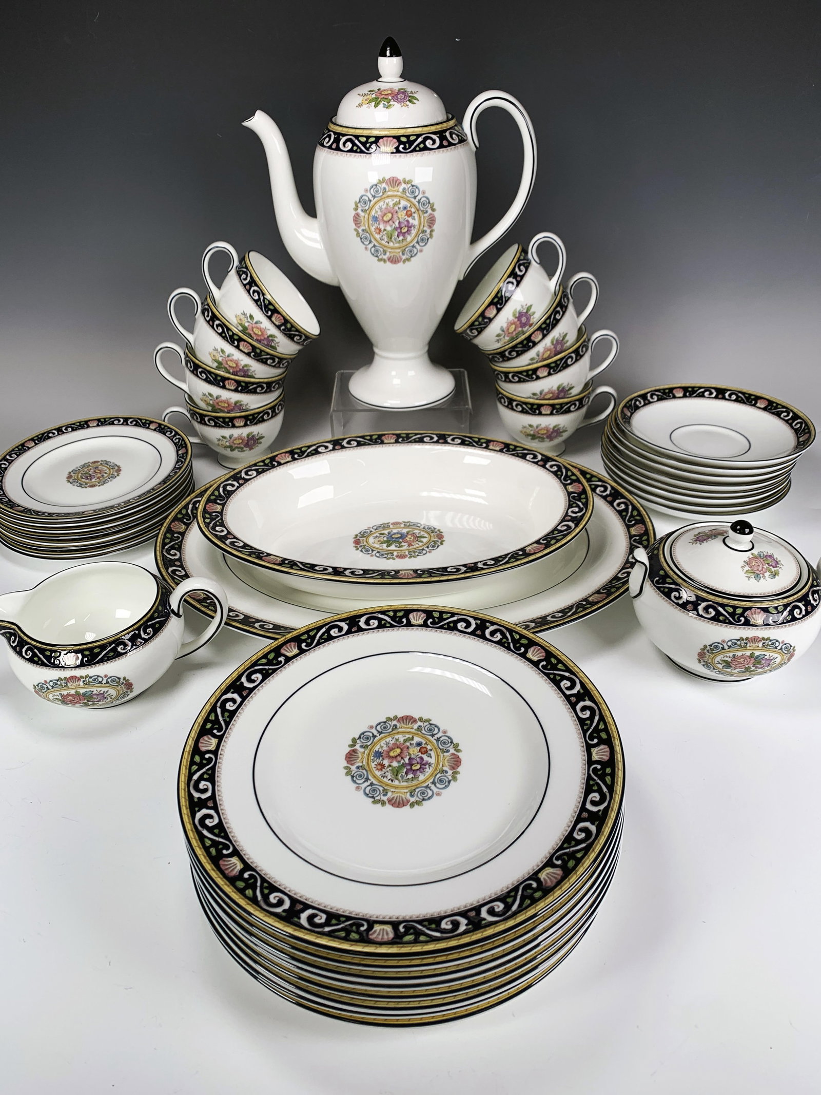 WEDGWOOD RUNNYMEDE DESSERT SET (1 of 6)