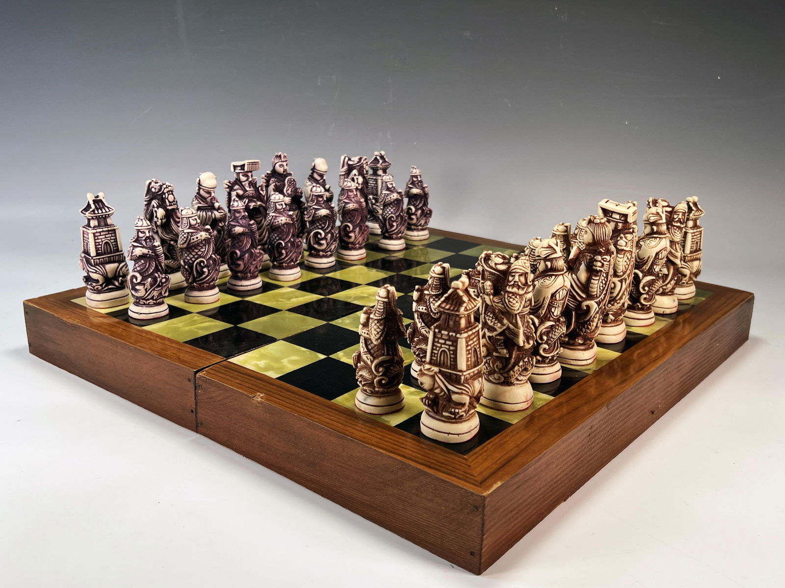 VINTAGE KIMSCHESS KOREAN CARVED CHESS SET IN WOODEN BOX (1 of 8)