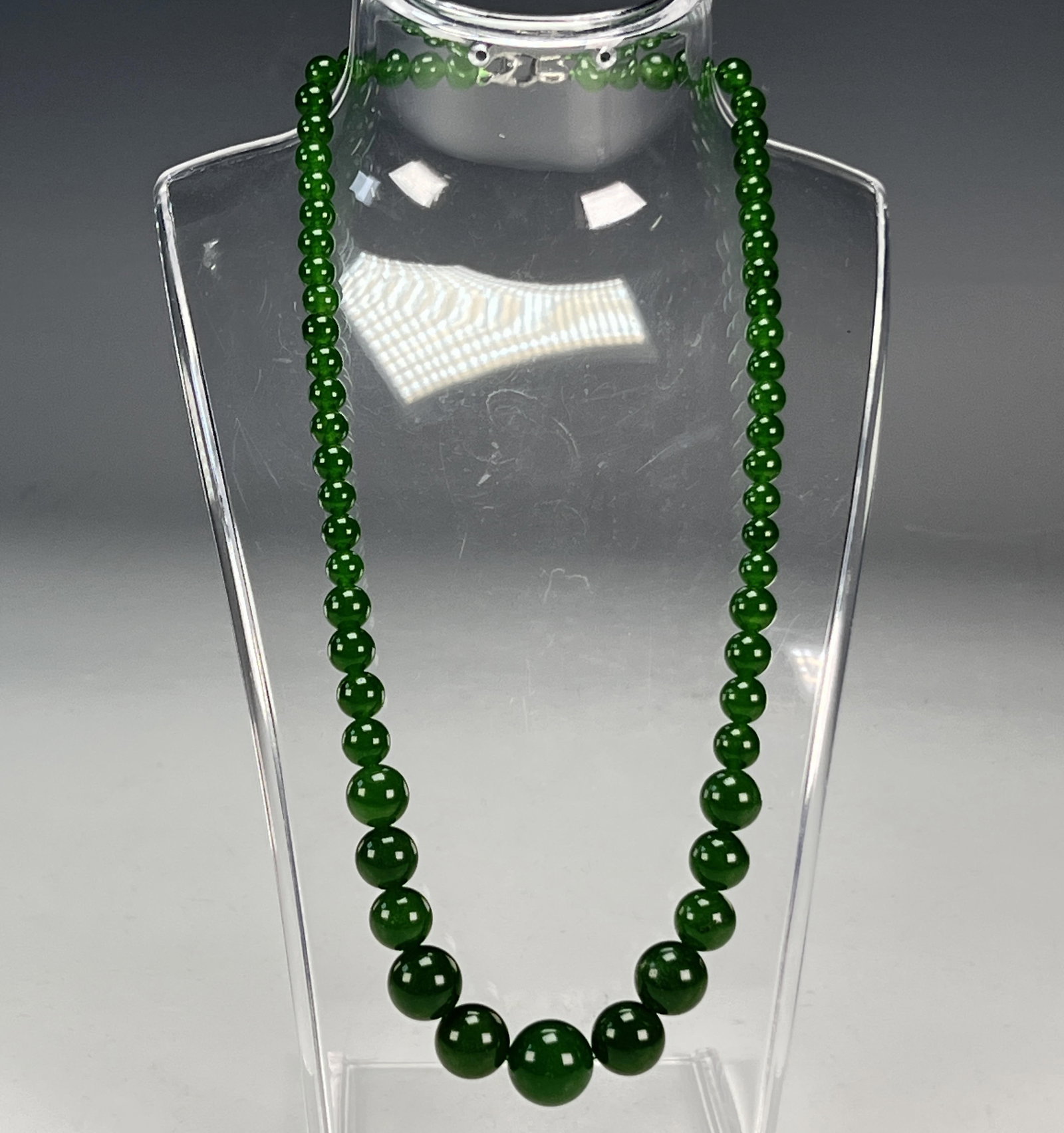 GREEN JADE GRADUATING BEAD NECKLACE