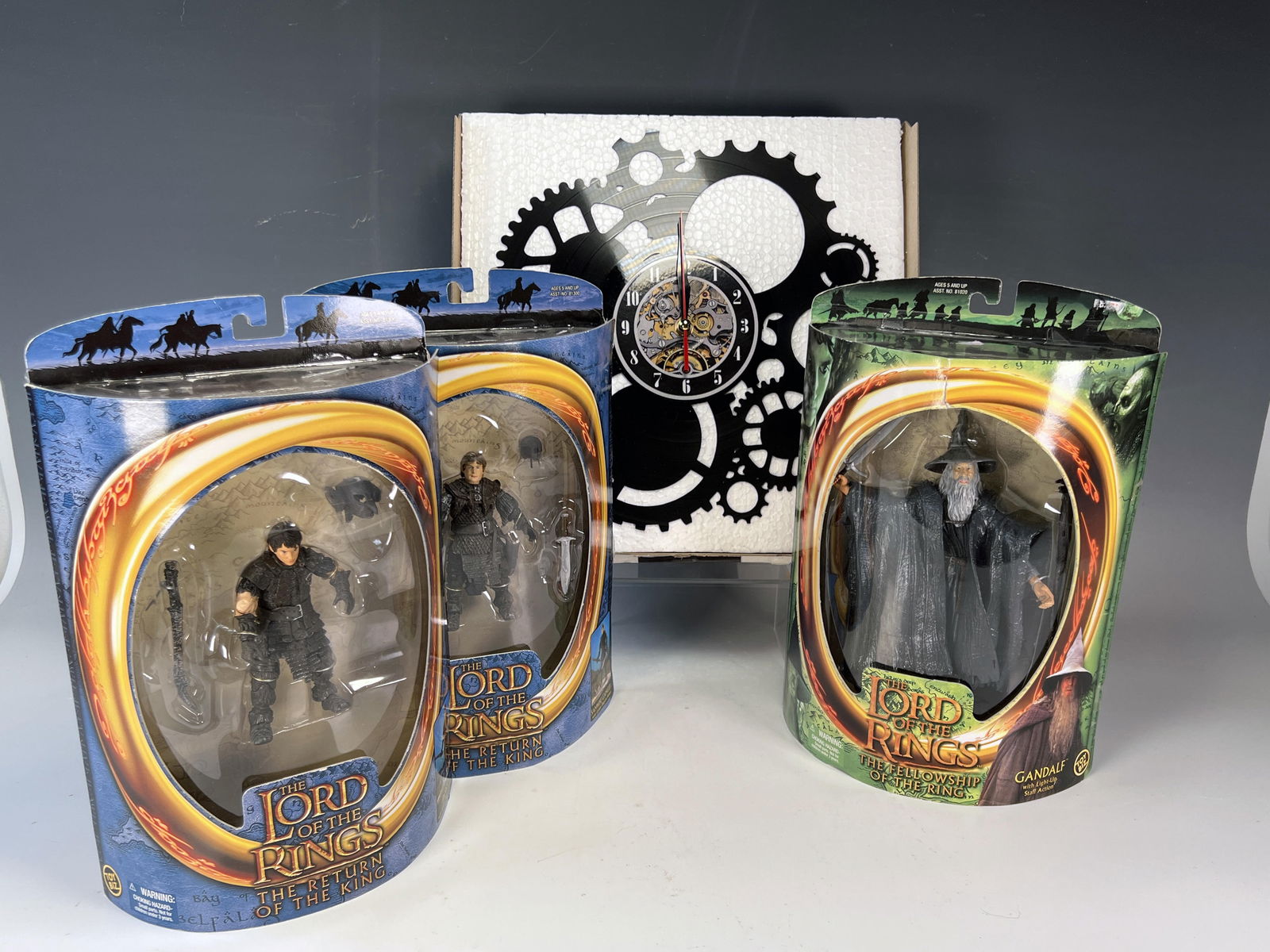 TOY BIZ LOTR ACTION FIGURES AND VINYL RECORD GEAR CLOCK (1 of 4)