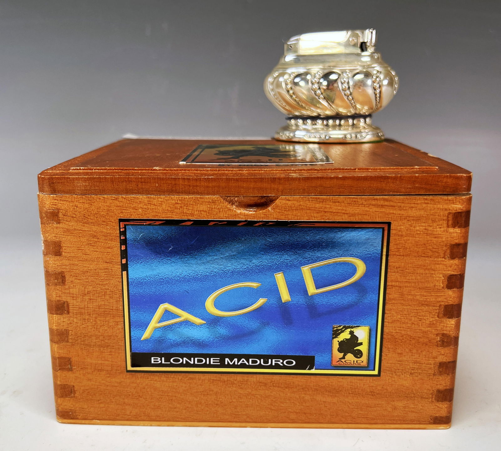 VINTAGE RONSON TABLE LIGHTER AND CIGAR BOX (1 of 4)