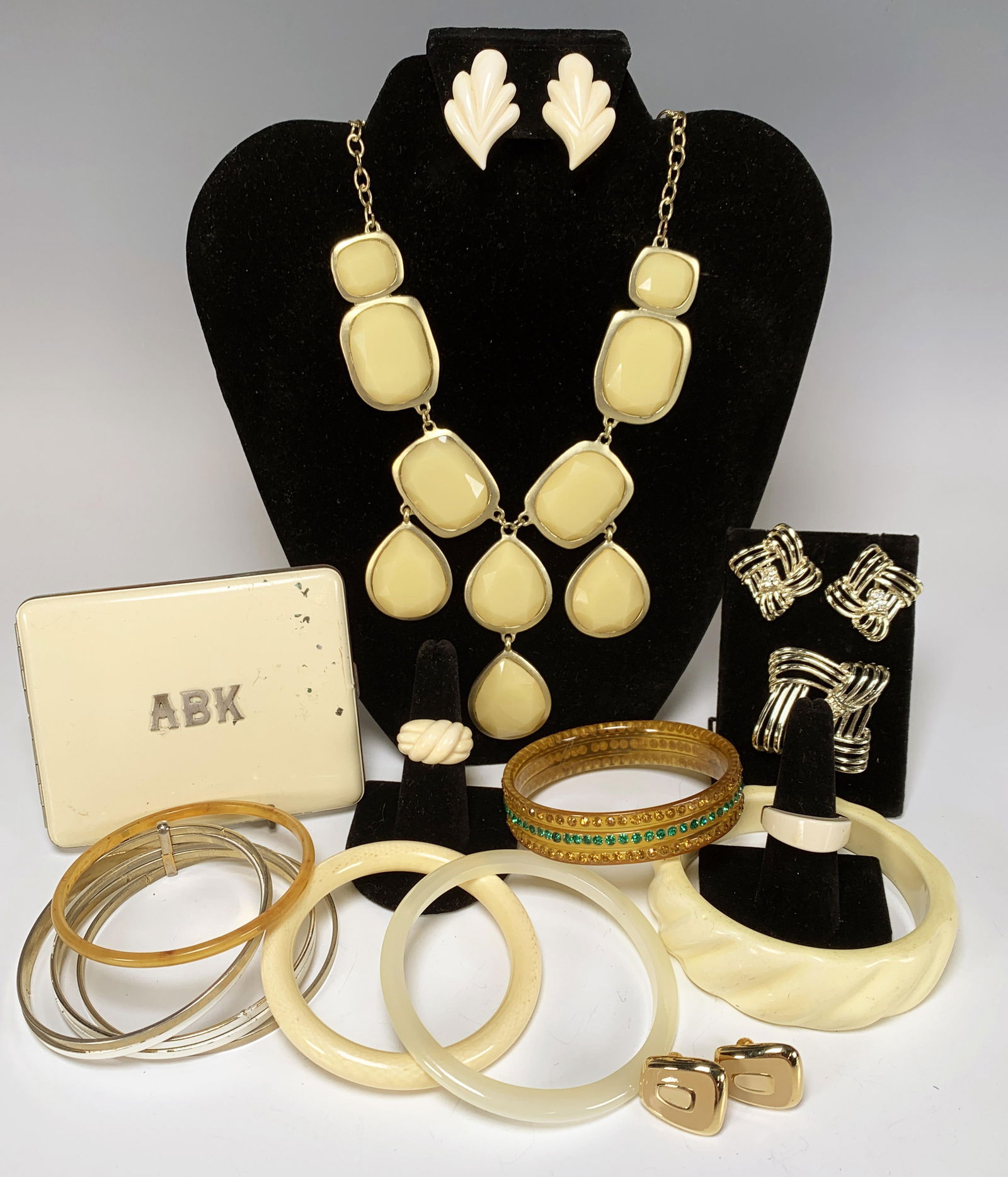 VINTAGE IVORY COLORED JEWELRY 14K (1 of 7)