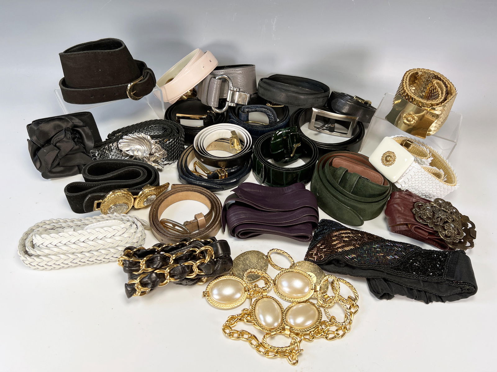 LARGE LOT OF FASHION BELTS LEATHER, SUEDE KENNETH COLE (1 of 6)