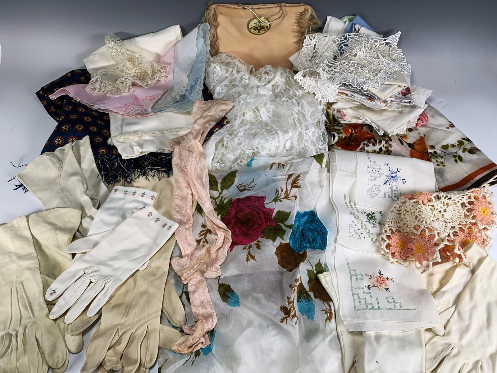 GLOVES HANDKERCHIEFS DOILIES