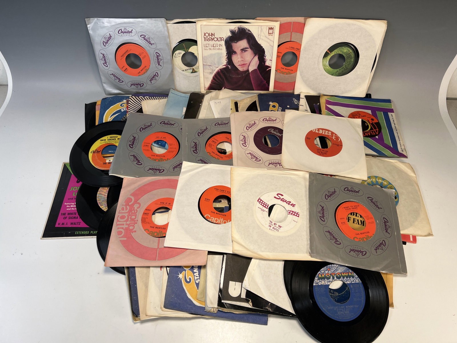LOT OF 45S BEATLES, DIANA ROSS